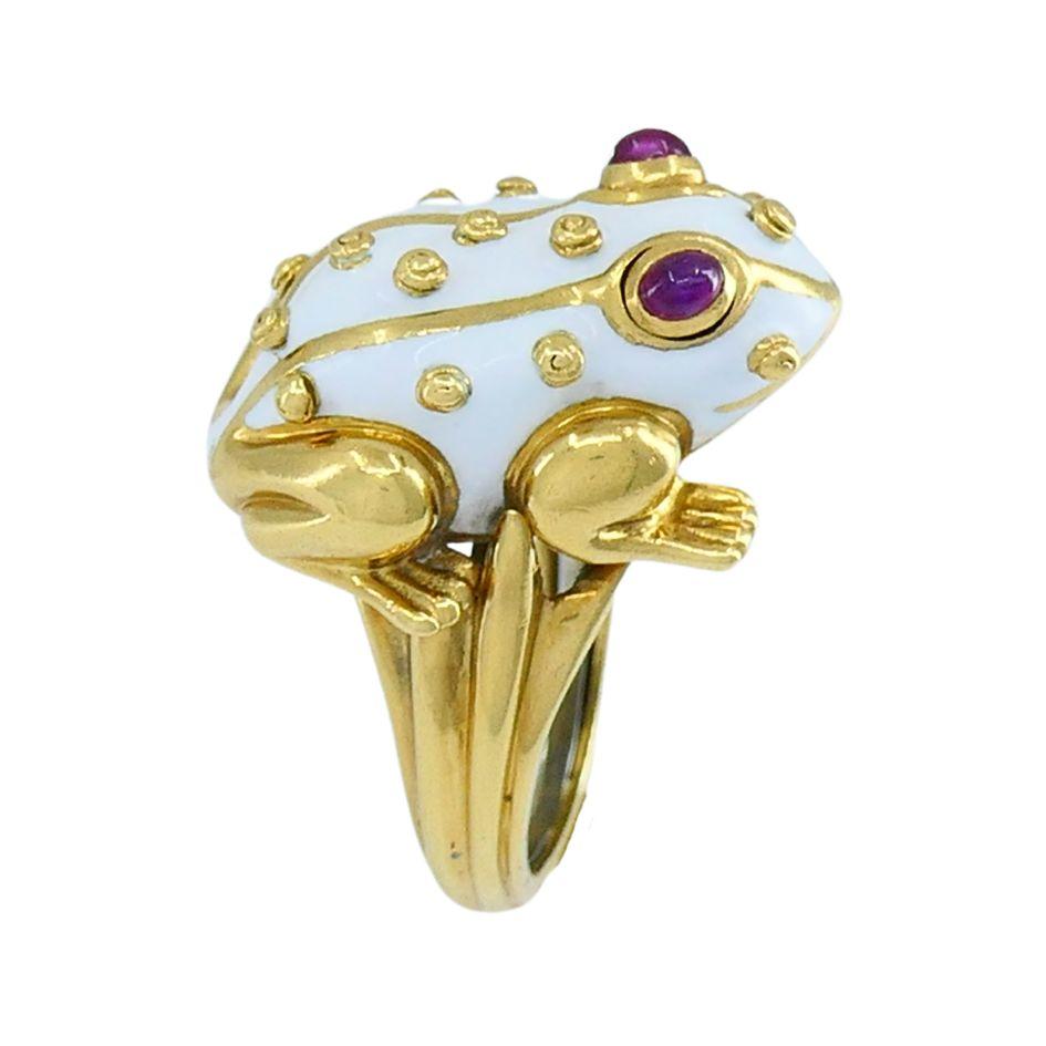 Very nice cocktail ring, made in New York city at the atelier of David Webb, back in the late 1970's. This iconic frog cocktail ring was crafted in solid yellow gold of 18 karats with dotted patterns and embellished with applications of white