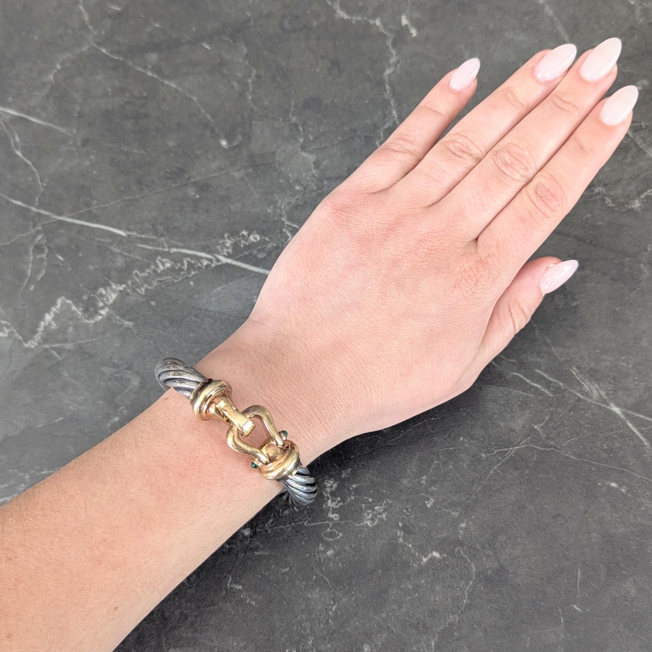 Il bracciale è composto da un motivo a cavi intrecciati in argento con chiusura a fibbia in oro giallo.
La cerniera è profondamente scanalata ed è impreziosita da cabochon di crisoprasio rotondi da 3,0 mm.
Colore verde bluastro traslucido e vibrante
