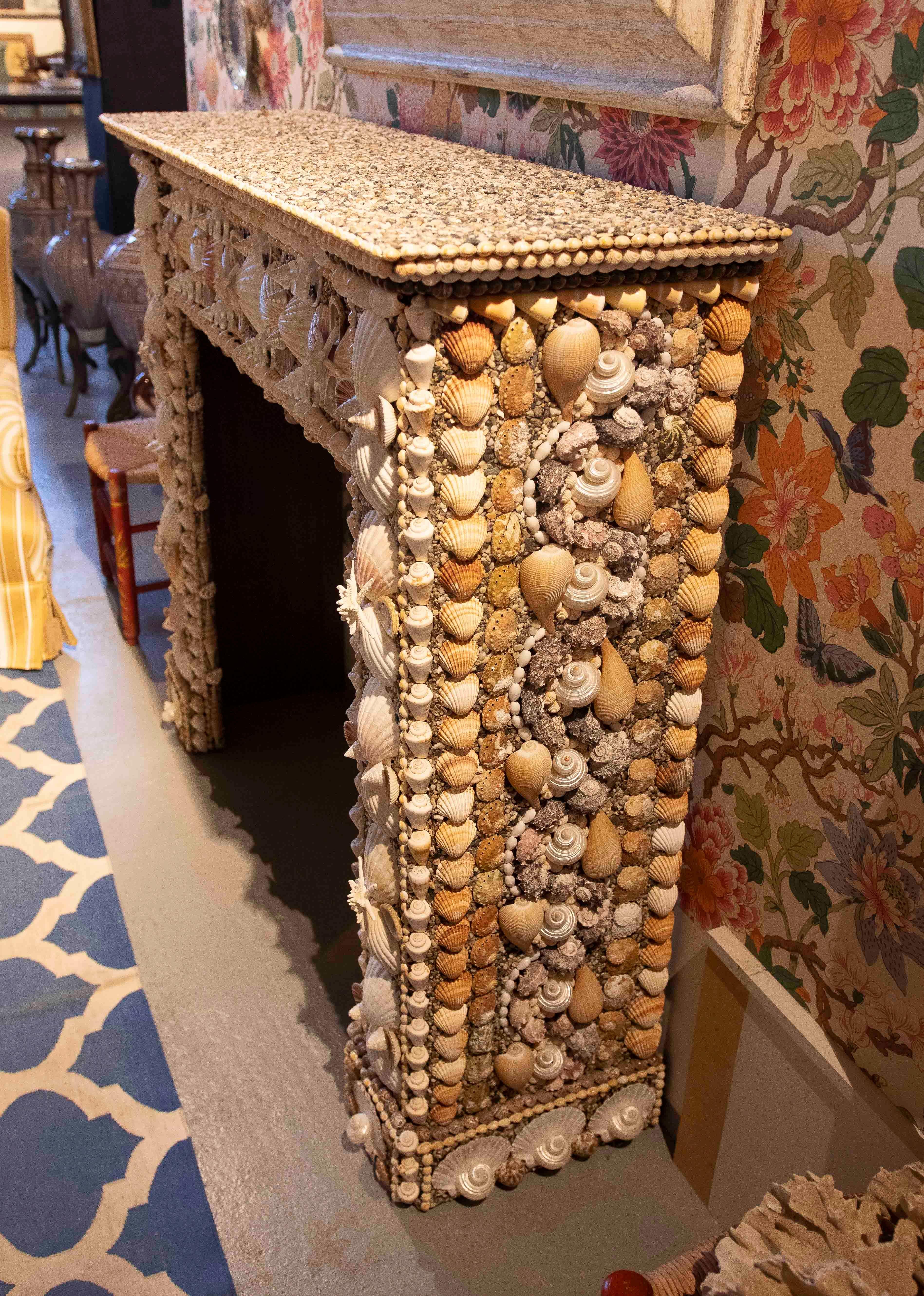 Chimenea Decorativa de los Años 90 Cubierta de Conchas - Estilo Artístico Costero en venta 4