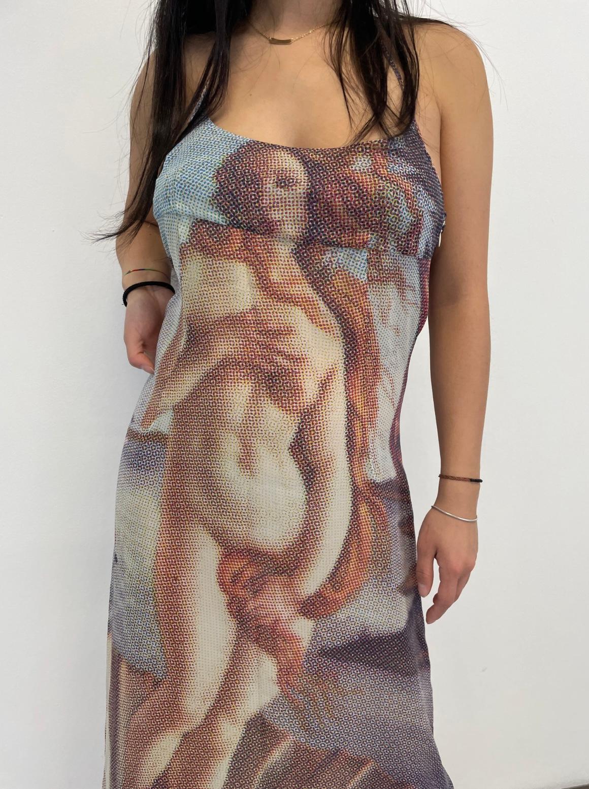 Obra maestra increíblemente rara de D&G, este vestido largo de Dolce & Gabbana presenta un estampado completo del cuadro más icónico de Sandro Botticelli, posiblemente una de las pinturas más influyentes de la historia: El nacimiento de Venus. Este