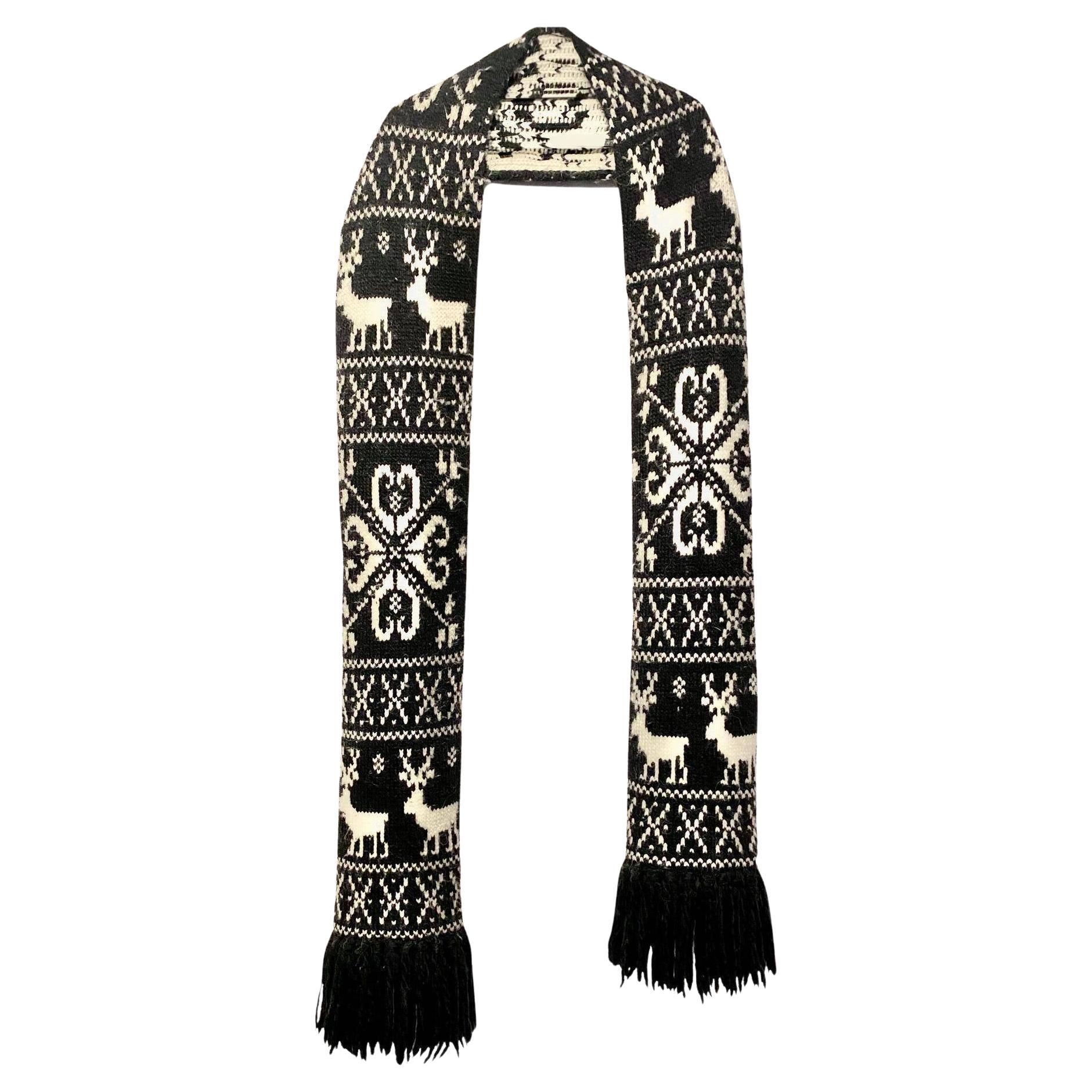 Cette écharpe rare de 270 cm de long, issue de la collection des années 90 de Dolce and Gabbana, est un luxueux mélange de 45 % de laine, 30 % d'acrylique et 25 % d'alpaga, ce qui la rend irrésistiblement douce et élégante. Tissé en Italie selon les