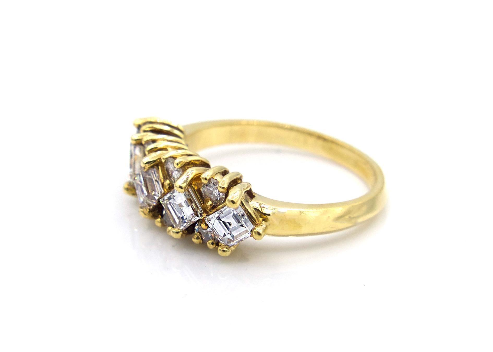 Dieser wunderschöne Ring ist mit 5 Diamanten im Quadratschliff in der Mitte und 8 Diamanten im Rundschliff dazwischen besetzt und wiegt insgesamt 1,5 Karat. Die Diamanten sind in Zacken auf einem Sockel aus 18 Karat Gelbgold gefasst. 