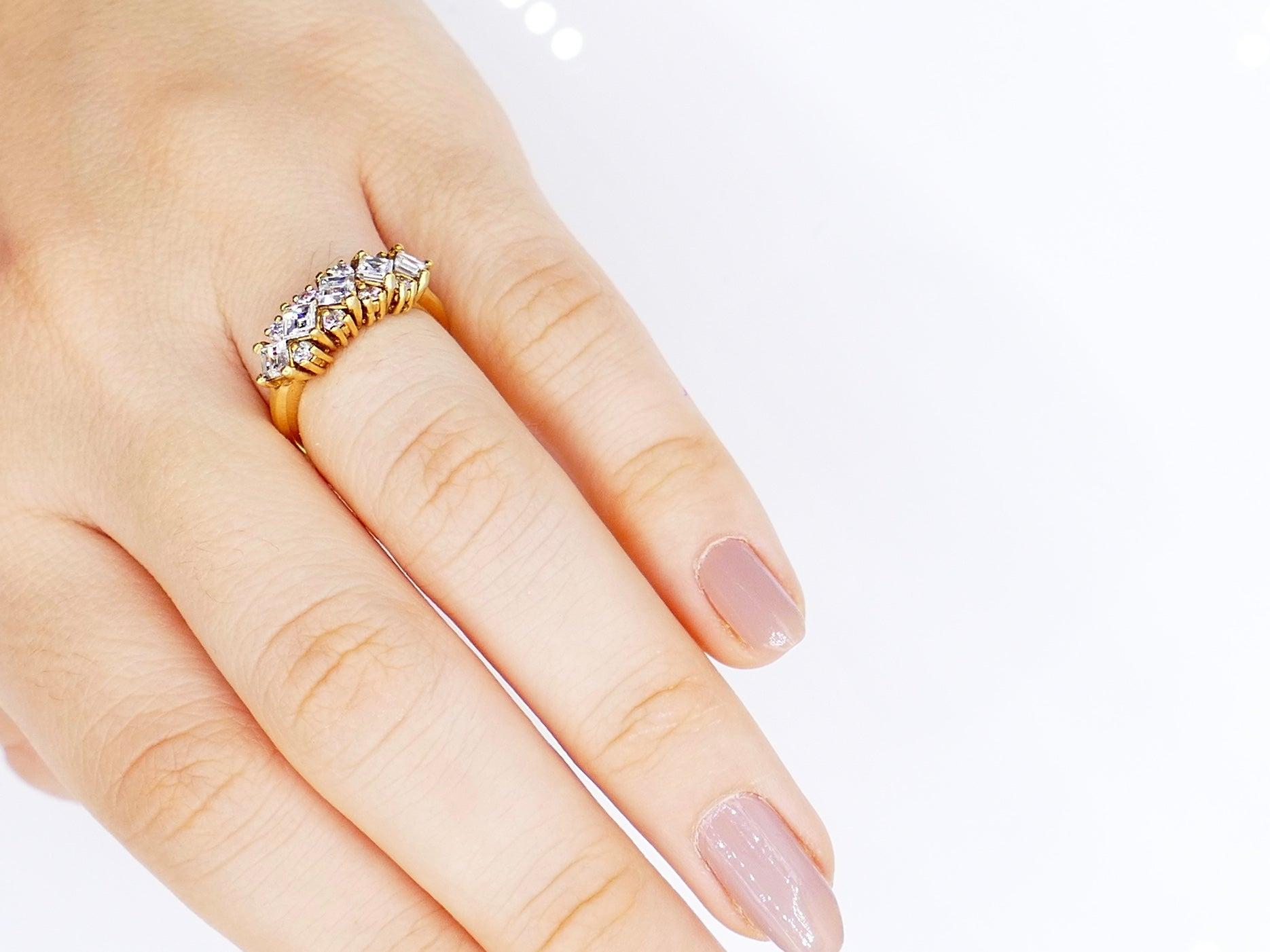 1990er Jahre Diamant 18K Gelbgold Geometrischer Ring (Carréeschliff) im Angebot