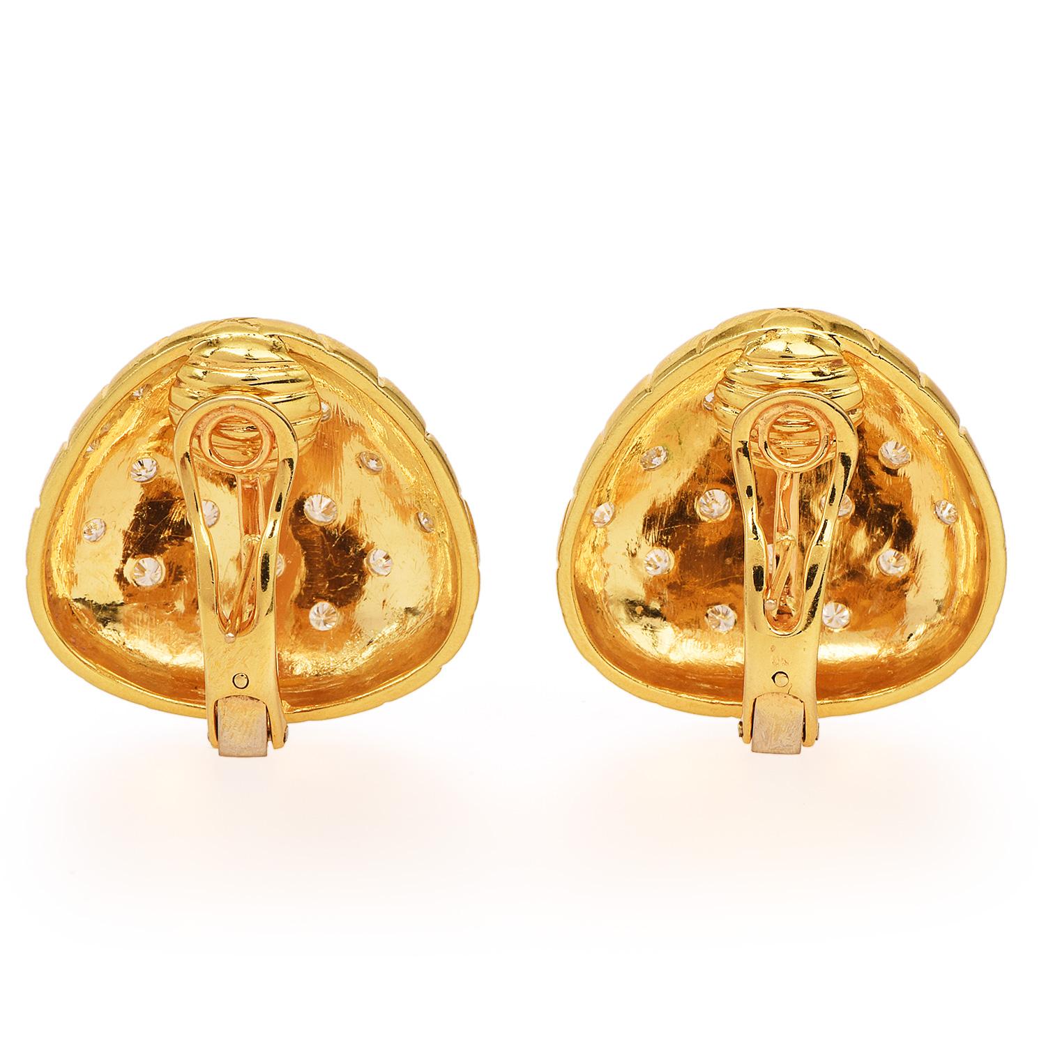 Taille ronde Clips d'oreilles coussin matelassés en or jaune 18 carats avec diamants, années 1990 en vente