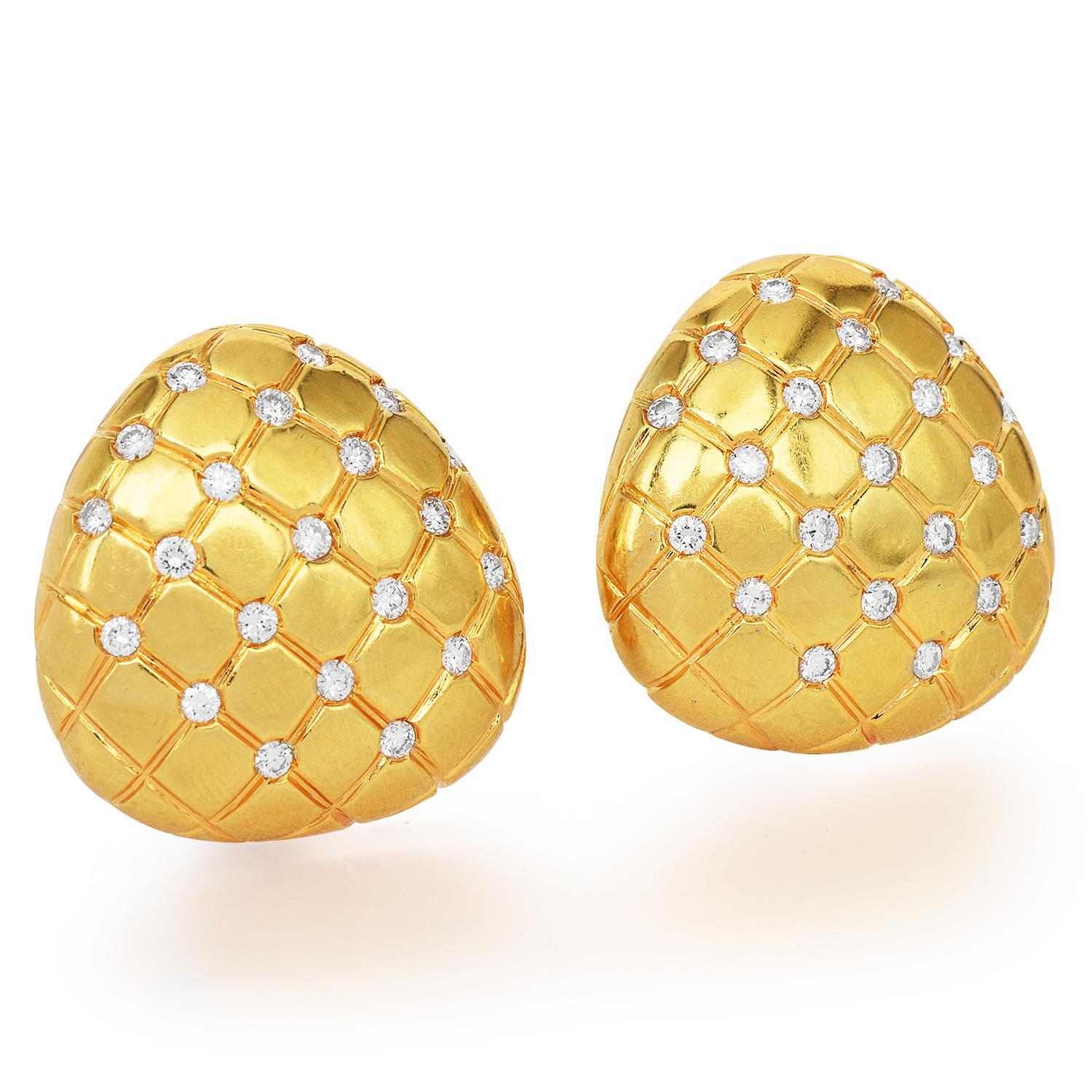 1990s, Diamond 18K Yellow Gold Quilted Cushion Clip on Earrings In Excellent Condition For Sale In Miami, FL