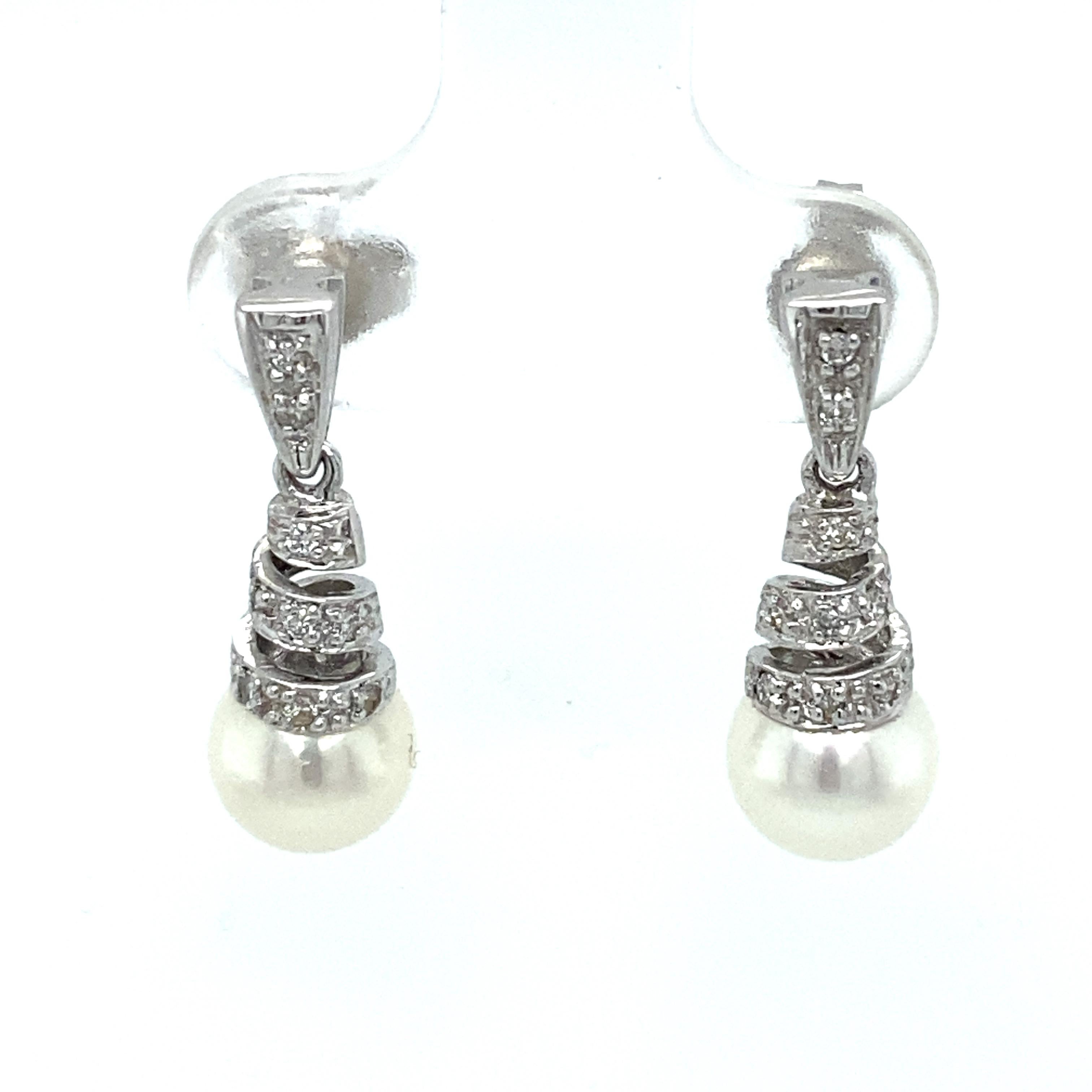 Artikel-Details: Diese tropfenförmigen Ohrringe aus den 1990er Jahren haben ein spiralförmiges Design mit Akoya-Perlen und Diamantakzenten und sind aus glänzendem 14 Karat Weißgold gefertigt.

Circa: 1990er Jahre
Metall Typ: 14k Weißgold
Gewicht: