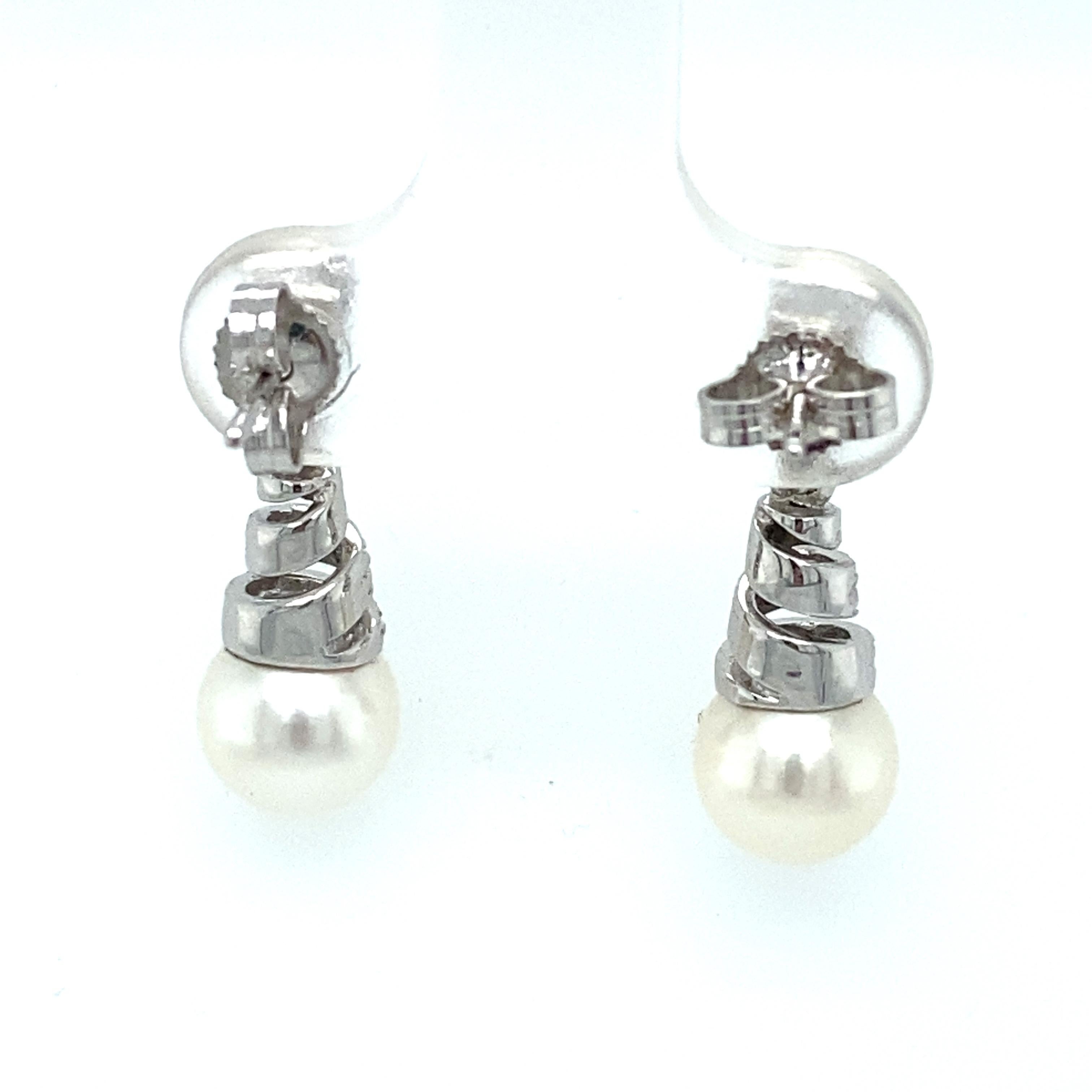 1990s Diamond and Pearl Spiral Drop Earrings in 14 Karat White Gold In Excellent Condition For Sale In Atlanta, GA