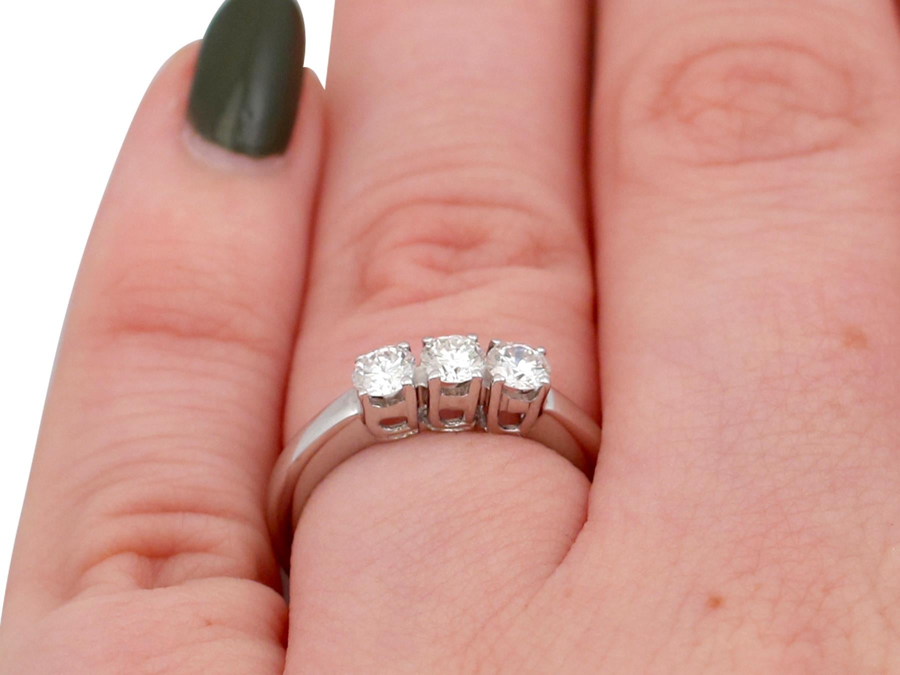 Verlobungsring aus Diamant und Weißgold mit drei Steinen, Trilogy-Diamant im Angebot 4