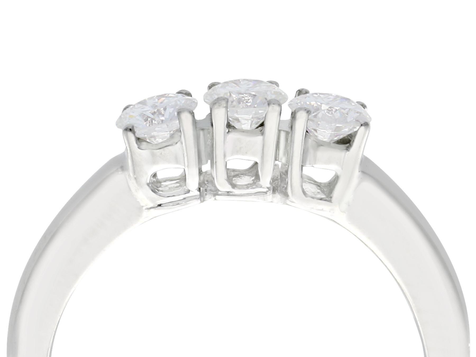 Verlobungsring aus Diamant und Weißgold mit drei Steinen, Trilogy-Diamant (Rundschliff) im Angebot