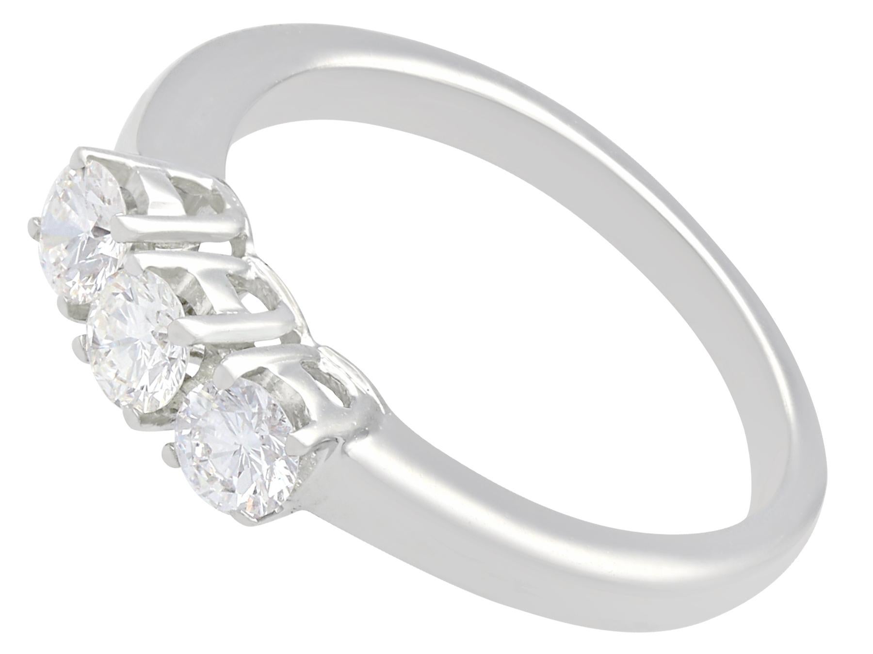 Verlobungsring aus Diamant und Weißgold mit drei Steinen, Trilogy-Diamant für Damen oder Herren im Angebot