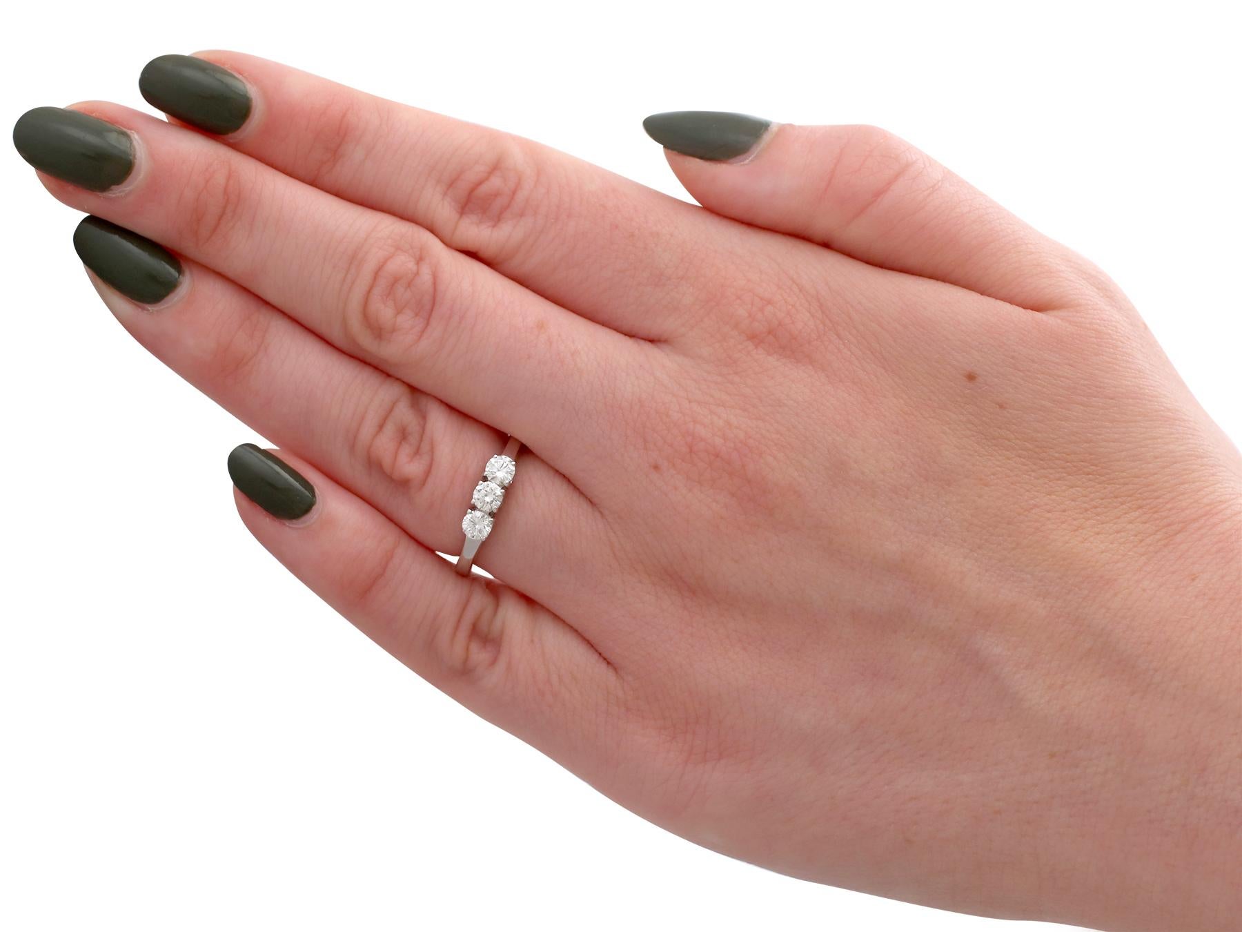 Verlobungsring aus Diamant und Weißgold mit drei Steinen, Trilogy-Diamant im Angebot 2