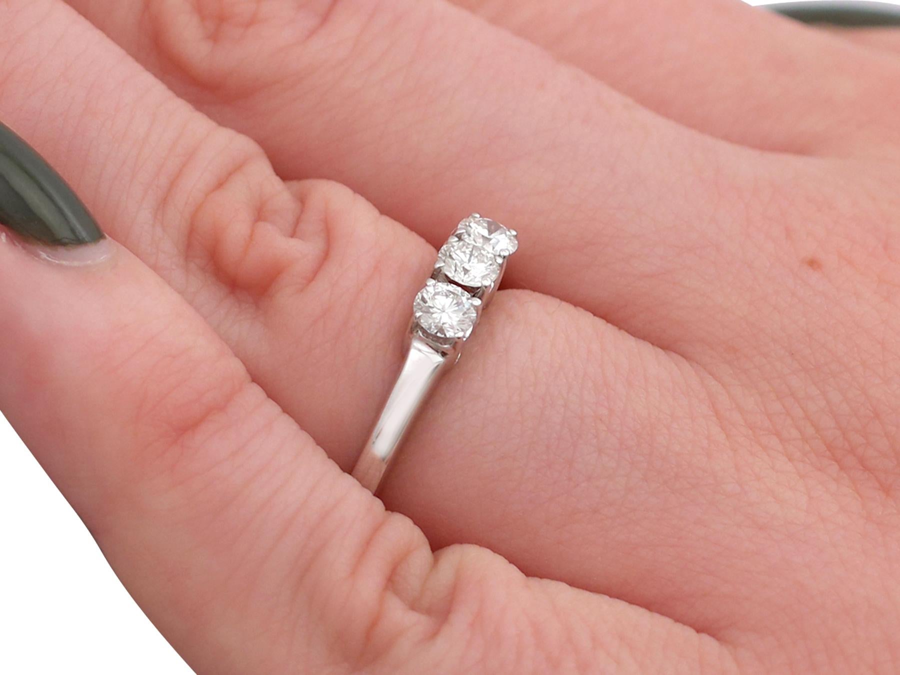 Verlobungsring aus Diamant und Weißgold mit drei Steinen, Trilogy-Diamant im Angebot 3