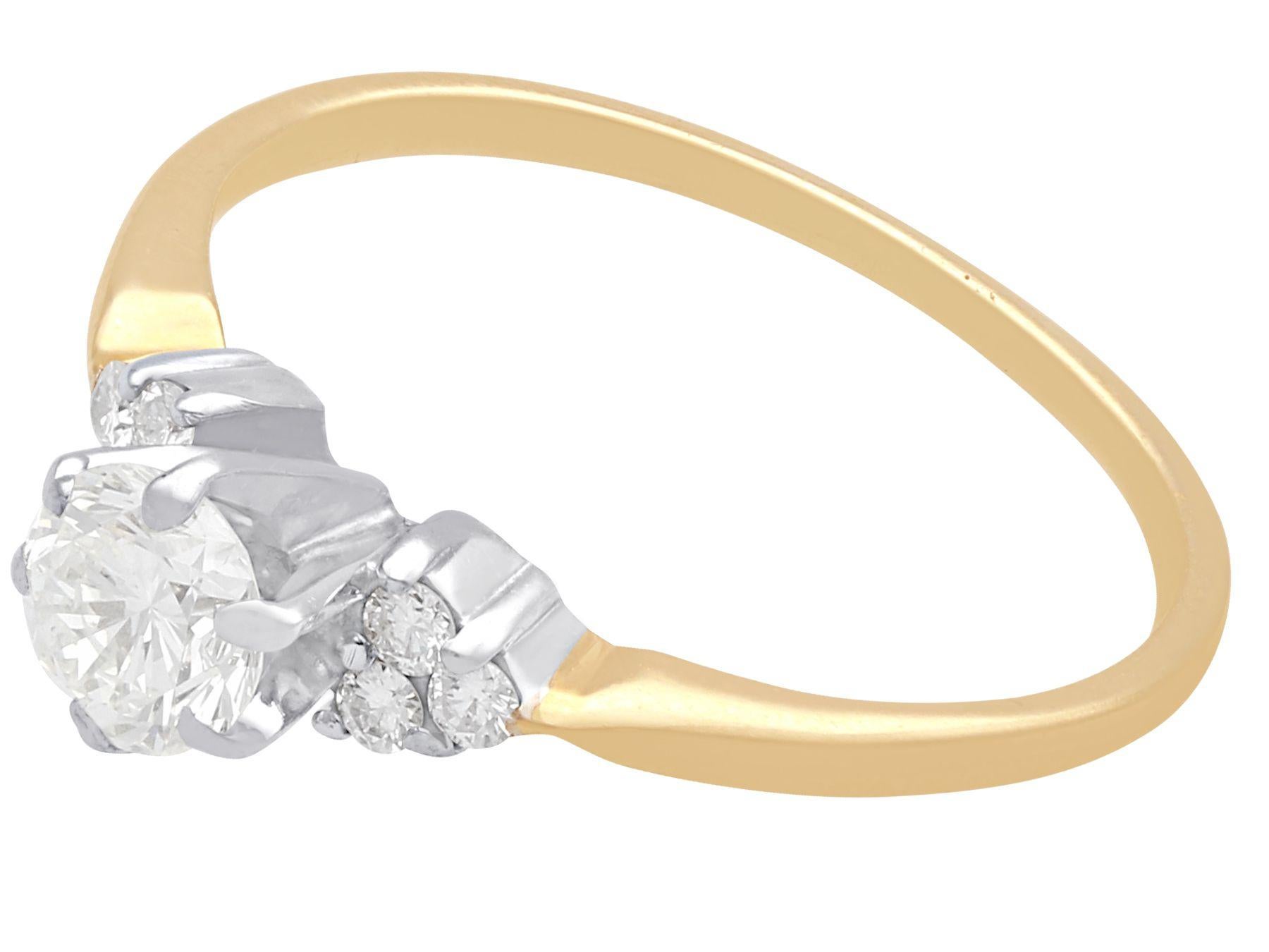 Taille ronde Bague de fiançailles solitaire en or jaune et diamant des années 1990 en vente