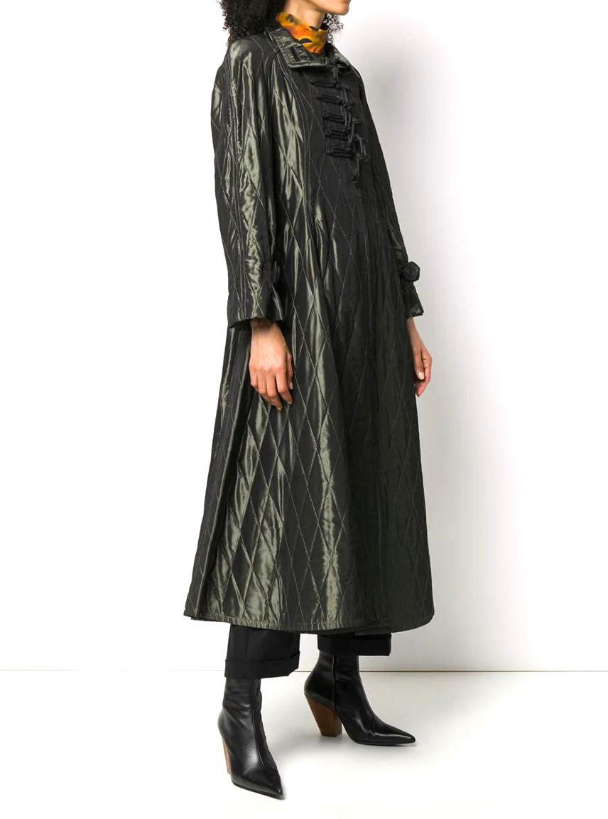 early 1990's diamond-quilted coat

by Gianfranco Ferre, this green coat features a spread collar, a toggle fastening, long sleeves, a diamond quilted finish, a flared style and a long length.

Acetate 100%
size 38 French