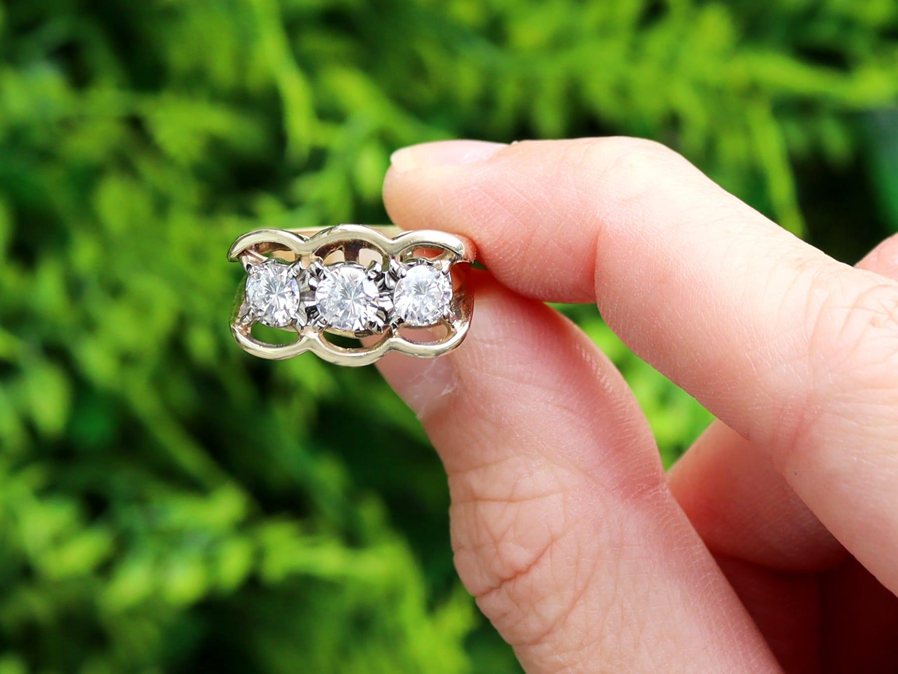 Un raffinato anello vintage con diamante da 0,80 carati e tre pietre/trilogy in oro giallo 18 carati; fa parte della nostra collezione di gioielli con diamanti.

Questo raffinato e insolito anello trilogy vintage ha un'incastonatura a forma di