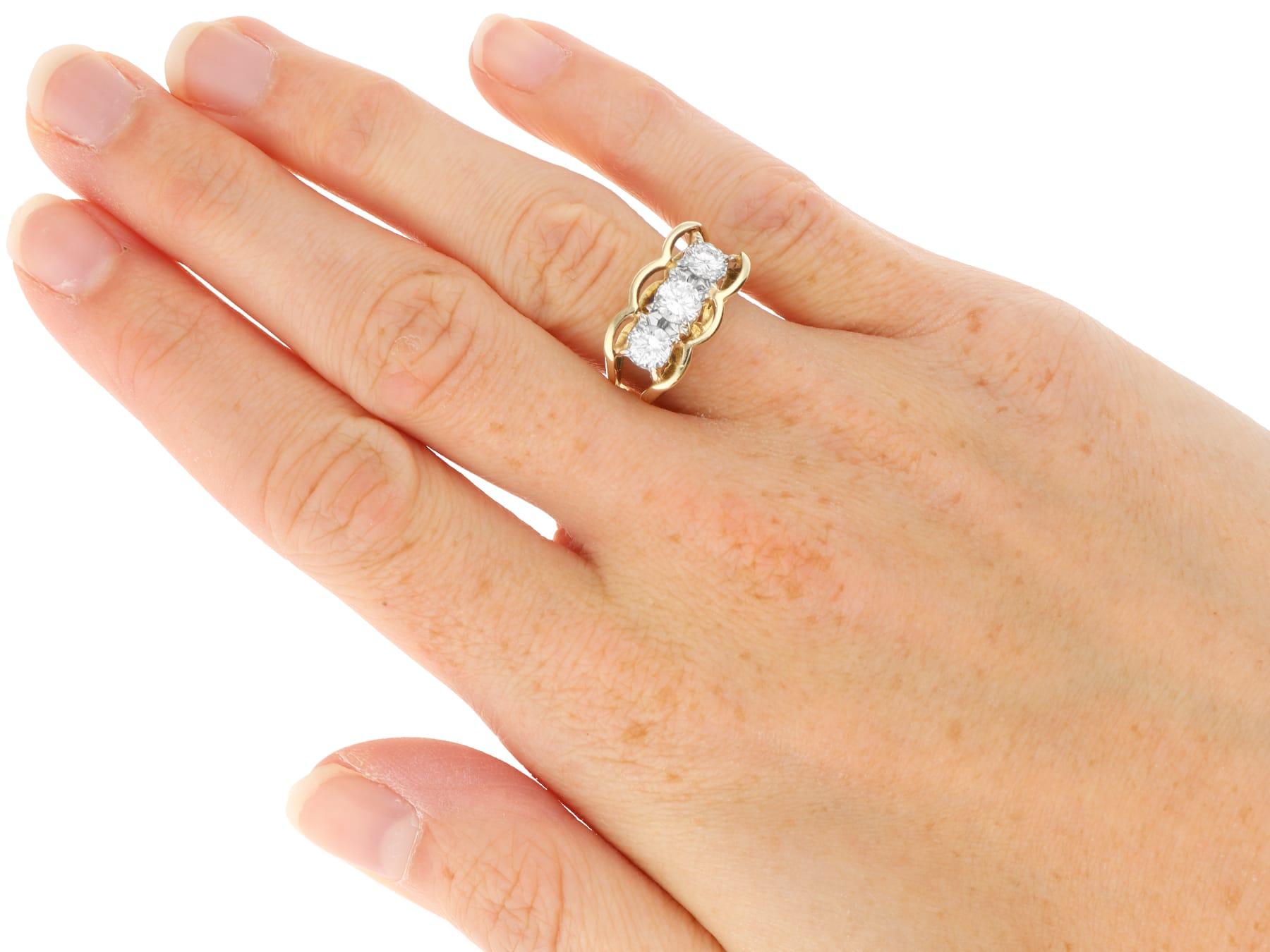 Anello da cocktail a tre pietre in oro giallo con diamante del 1990 in vendita 1