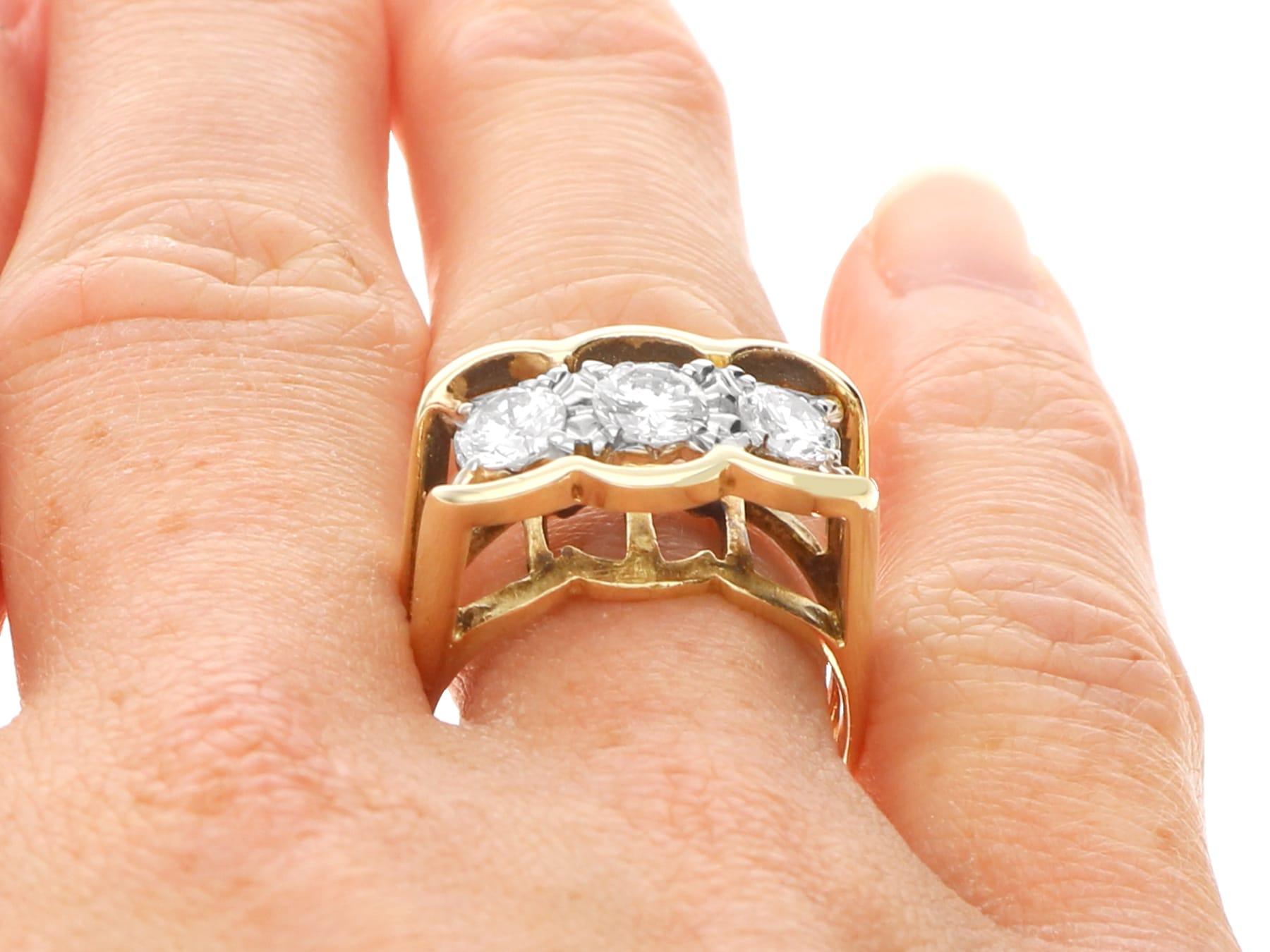 Anello da cocktail a tre pietre in oro giallo con diamante del 1990 in vendita 3