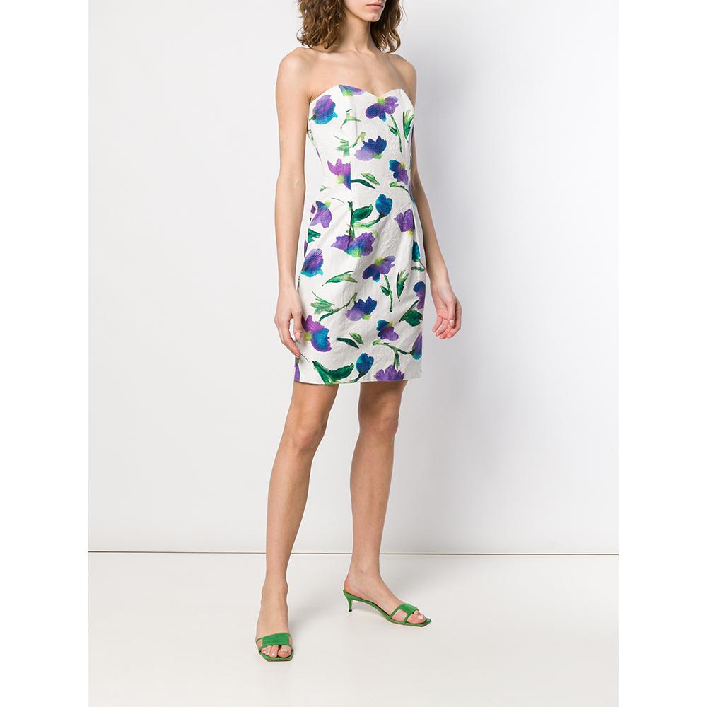 Dior short white dress with floral pattern in shades of blue, green and purple, sweetheart neckline and internal slats. Rear slit and zip closure.
Years: 1970s

Made in France

Size: 40 FR

Flat measurements:

Height: 76 cm
Bust: 38 cm
Waist: 34 cm