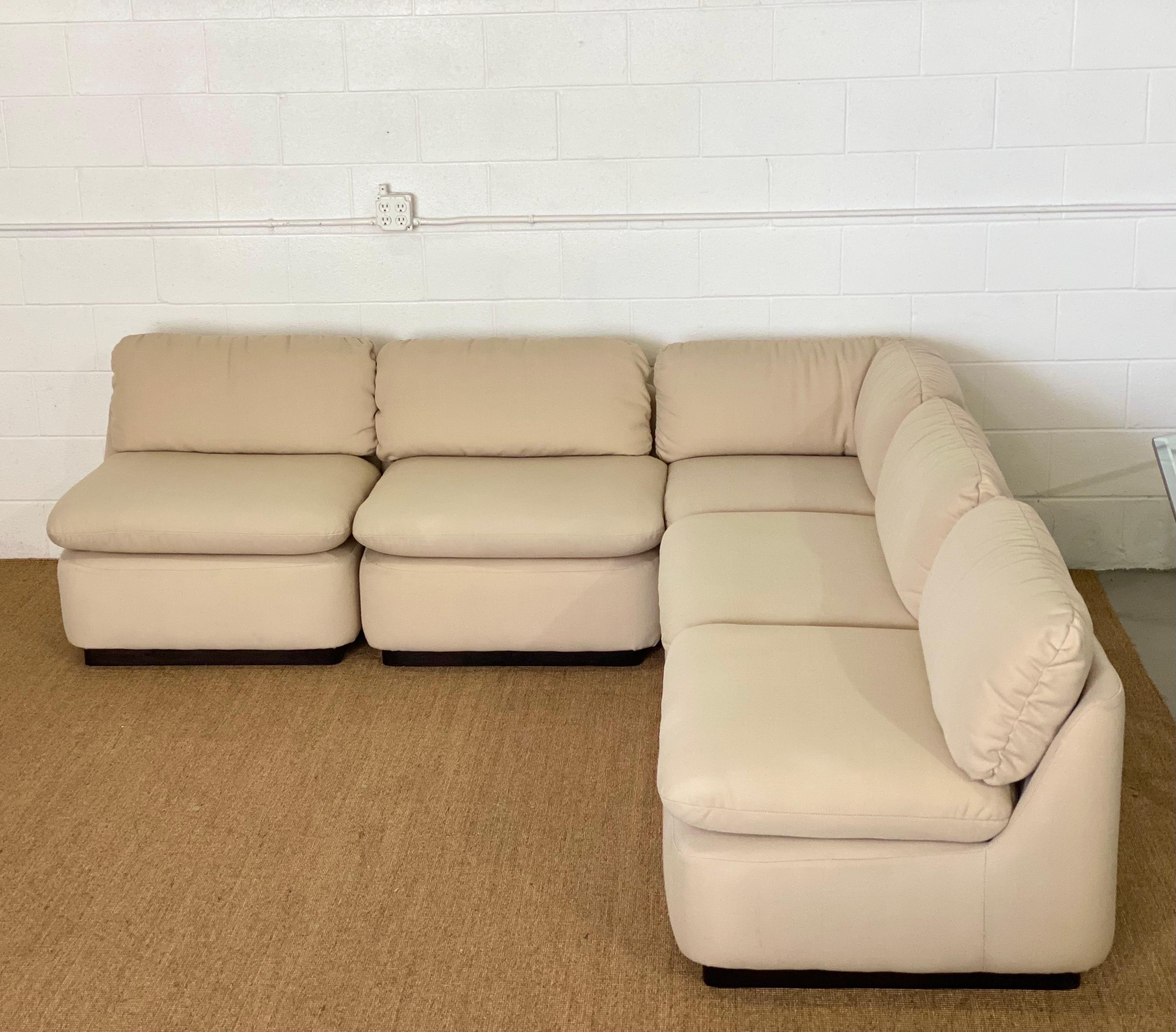 We are very pleased to offer a chic and timeless five-piece sectional by Directional circa the 1990s. Showcasing linear elements, this piece offers a visual dialogue between structure and shape. Designed with a clean aesthetic in mind and a casual