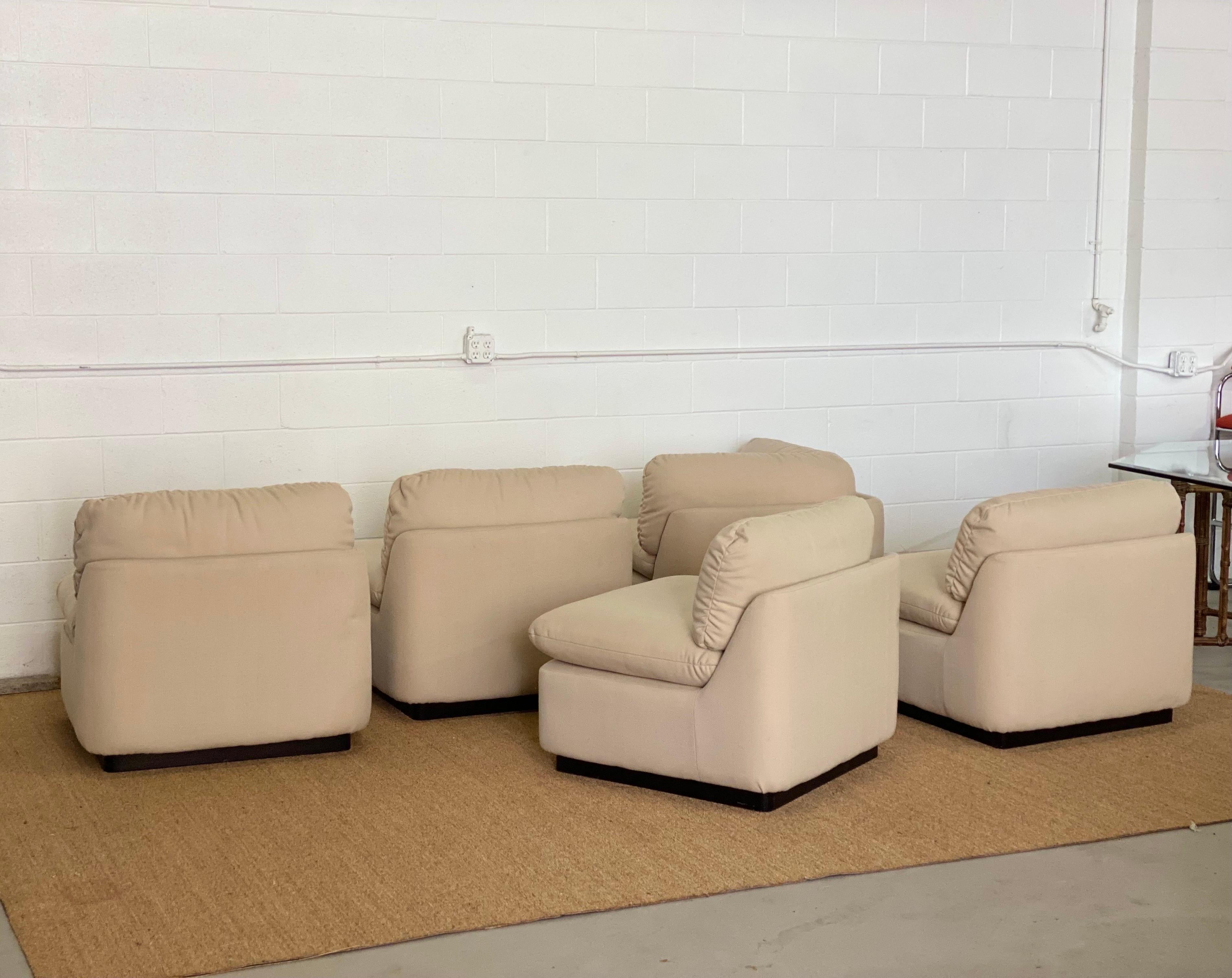 1990s Directional White Ivory Five Piece Modular Lounge Sectional – 5 Pieces In Good Condition For Sale In Farmington Hills, MI