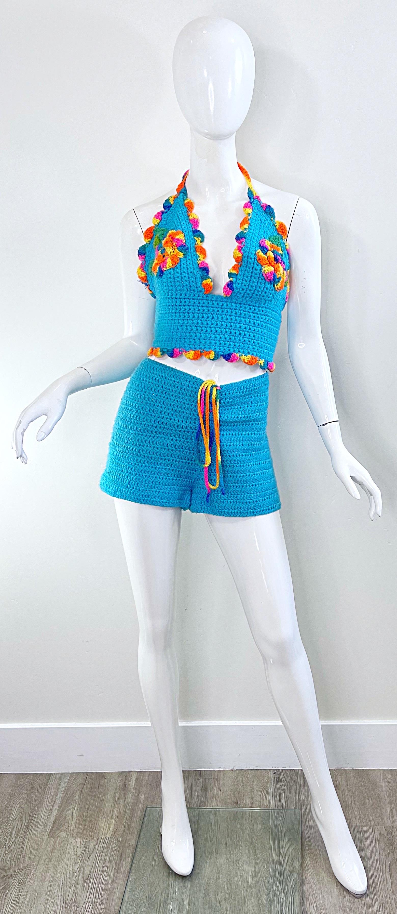 ¡90s does 70 azul turquesa crochet halter crop top and shorts ! Turquesa brillante con detalles arco iris. Flor en cada pecho. Se anuda por detrás y puede ajustarse a tu medida. El lazo en el centro de la cintura delantera también se puede anudar