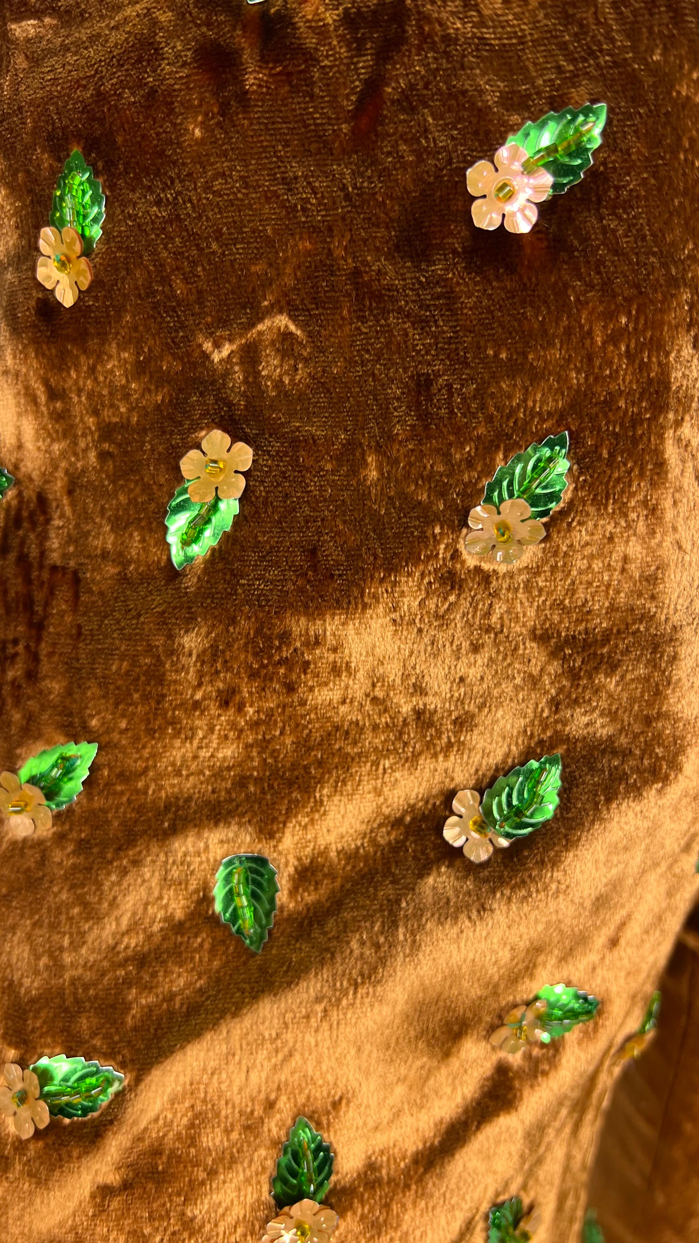 Ich präsentiere eine Hose von Dolce und Gabbana aus kupferfarbenem Samt mit Stickereien. Diese Schlaghose aus den 1990er Jahren ist aus üppigem Kupfersamt gefertigt und mit floralen Perlendetails verziert. 

Ungefähre Maße:
Größe - entfernt
Taille: