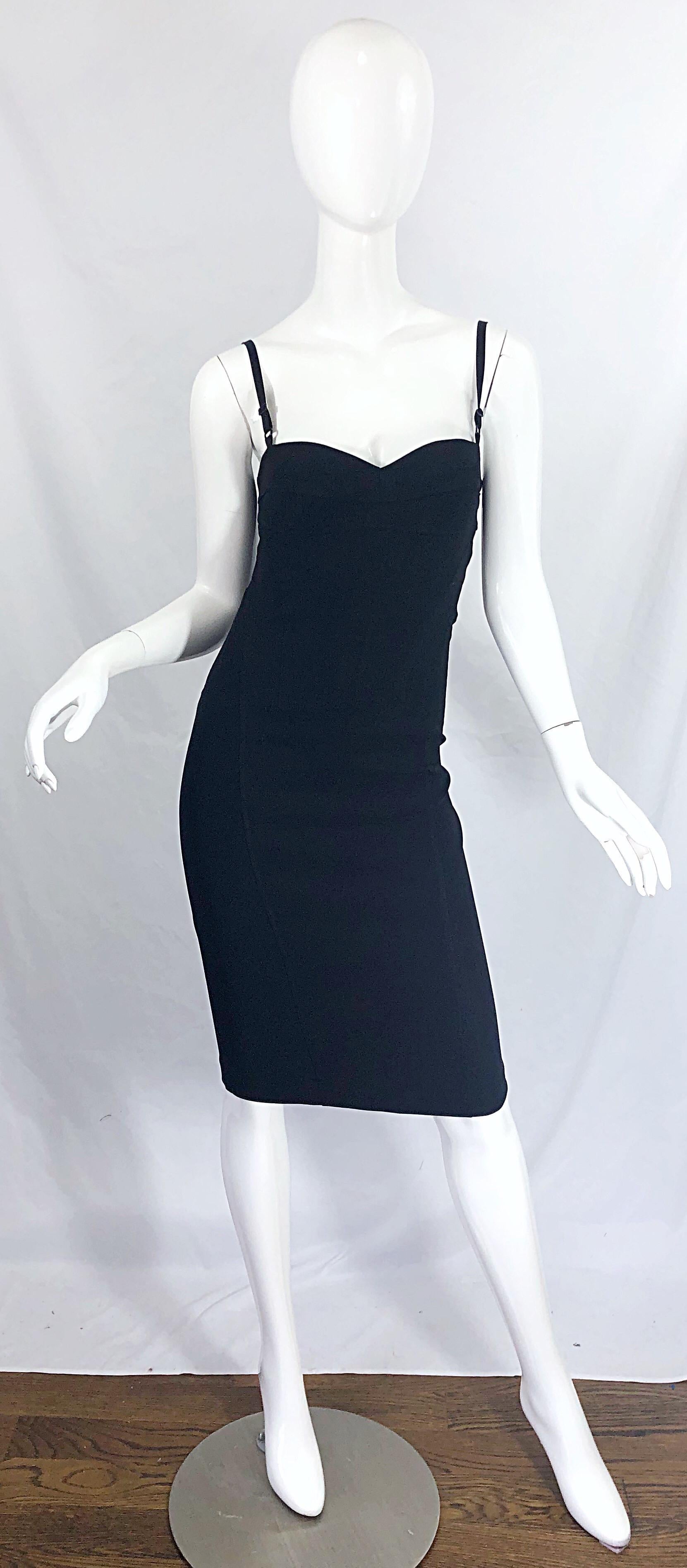 ¡Sexy e icónico vestido negro bodycon corsé de finales de los 90 de DOLCE & GABBAN ! Un clásico vestidito negro que es un complemento intemporal para cualquier armario. Corpiño estilo corsé con tirantes ajustables. Cremallera oculta en la espalda