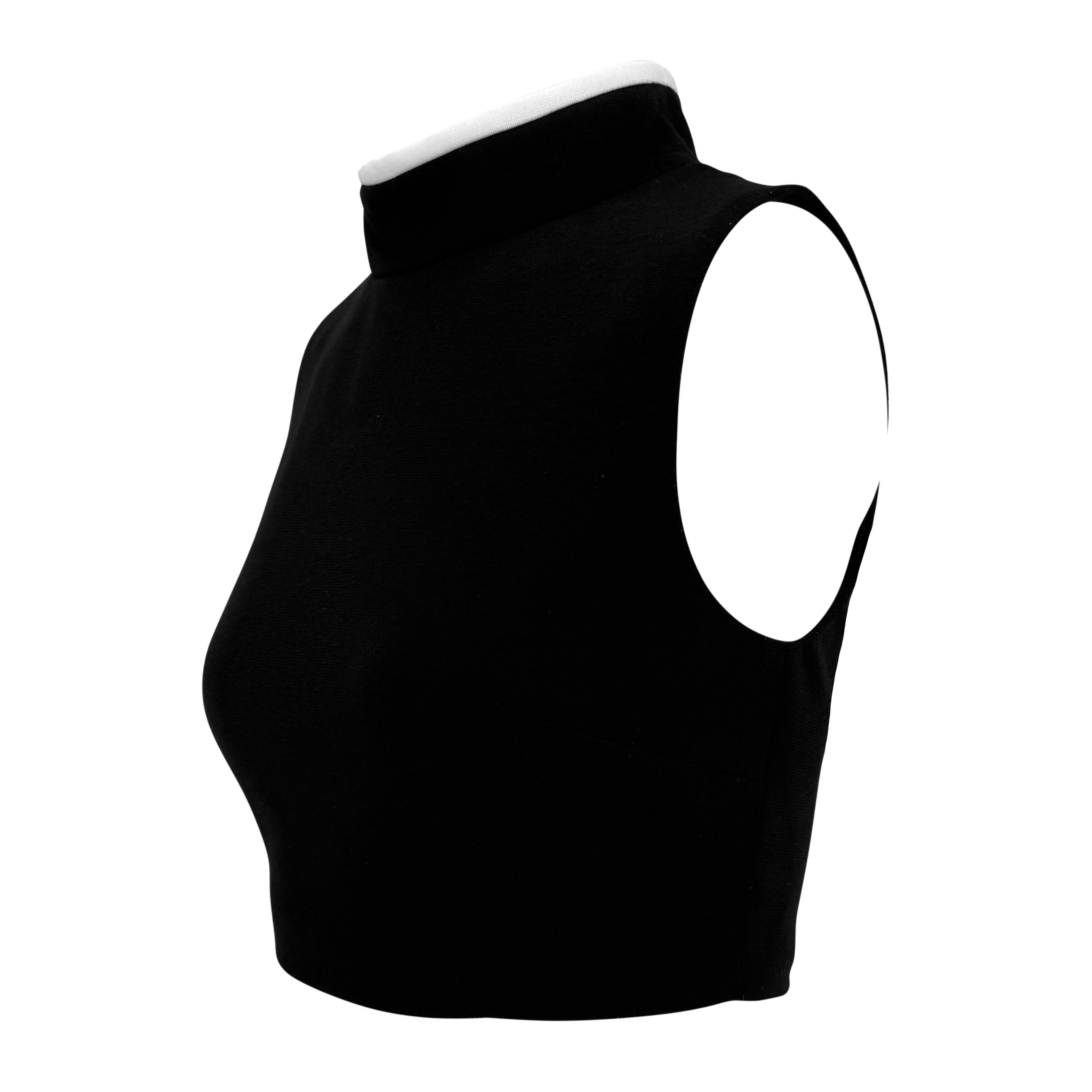 Dieses ärmellose Crop-Top aus den 1990er-Jahren-Kollektionen von Dolce & Gabbana ist aus weichem schwarzem Fleece gefertigt und mit einem kontrastierenden weißen Besatz am Mock-Ausschnitt versehen. 

Ungefähre Maße:
Größe - IT42
Brustumfang: 36