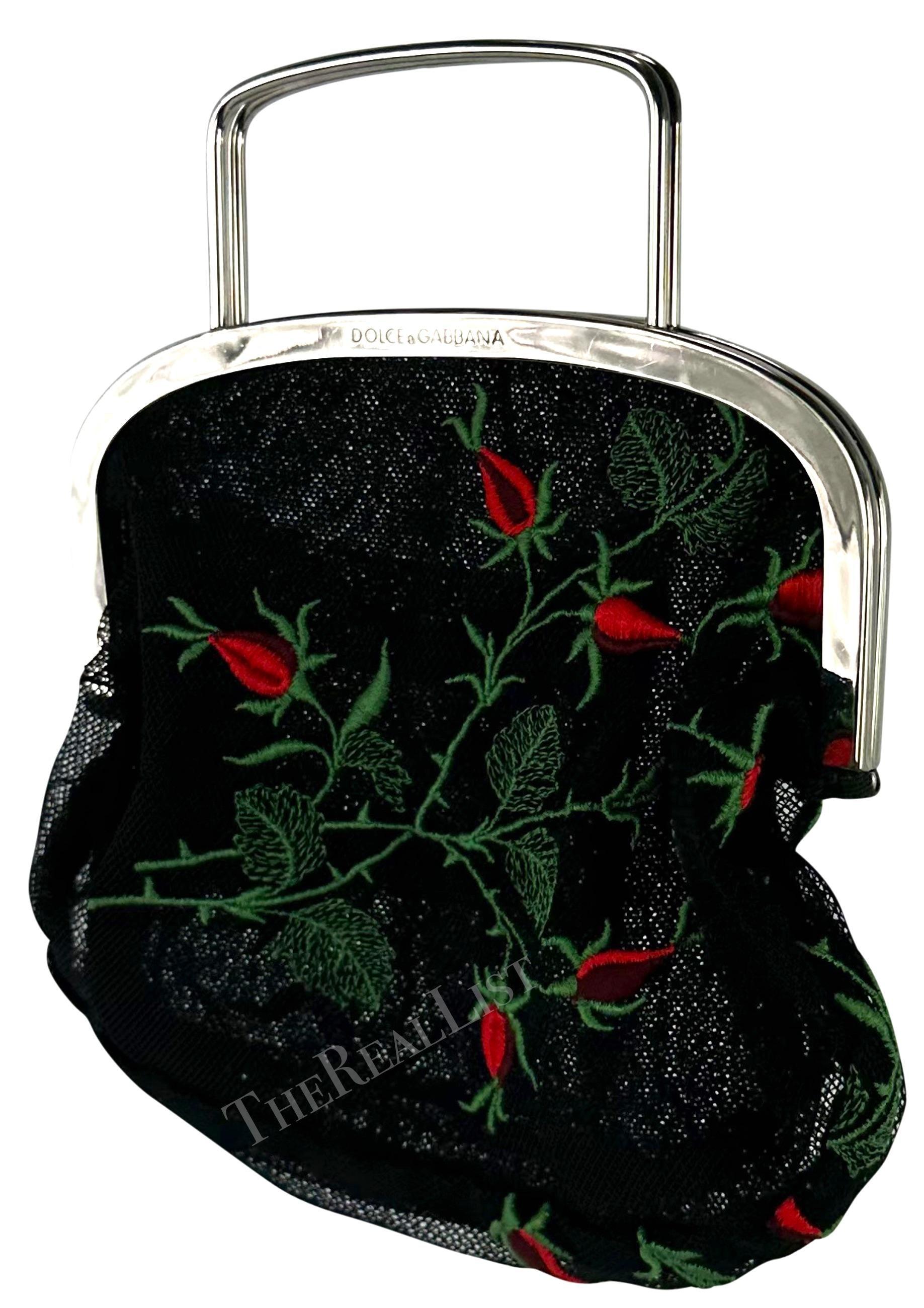 Una favolosa mini borsa a rete nera di Dolce & Gabbana degli anni '90. Questa piccola borsa da sera è realizzata in rete nera semitrasparente e ornata da una sorprendente stampa floreale rossa. La borsa è completa di chiusura e manico in tonalità
