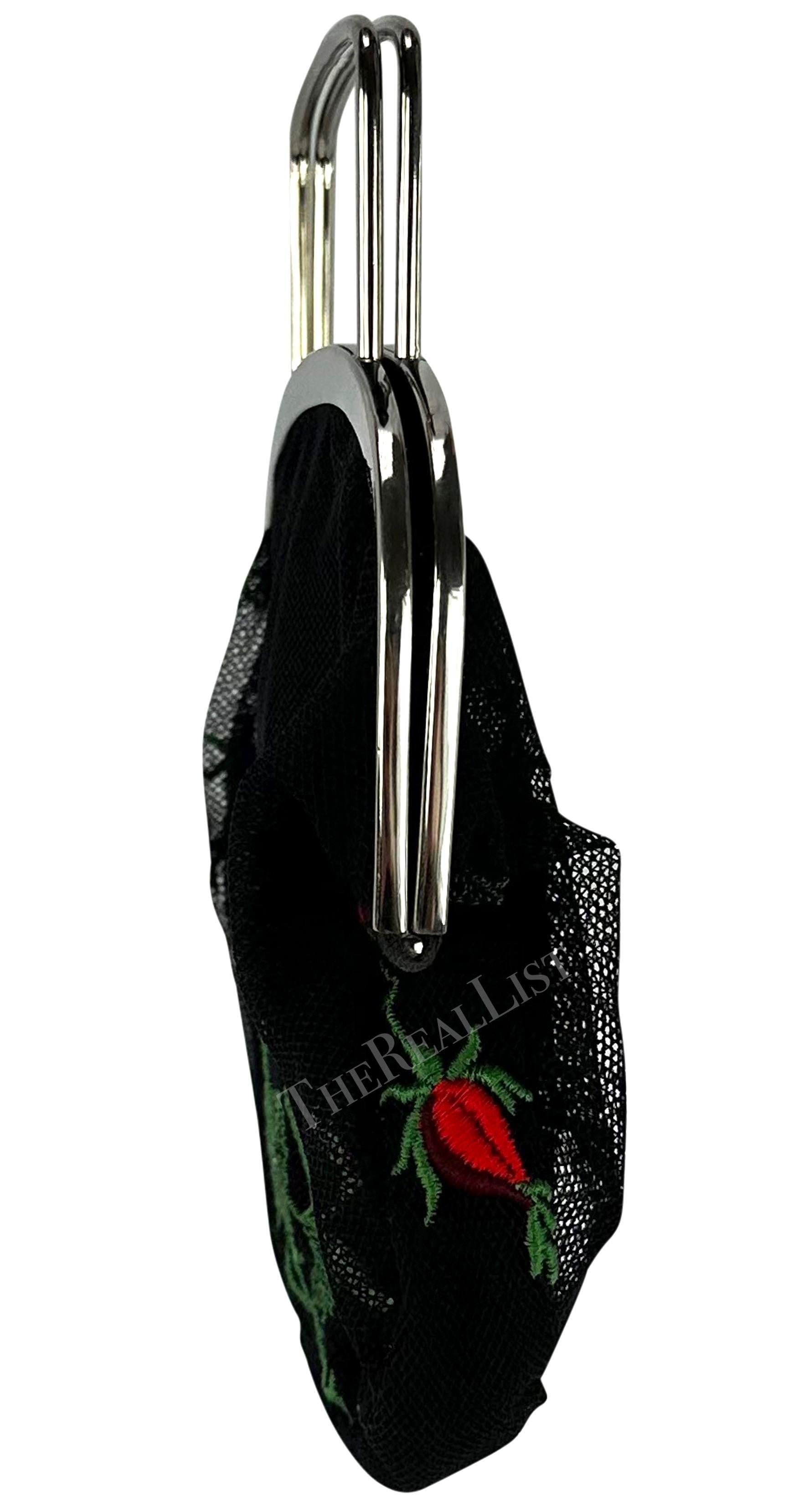 1990 Dolce & Gabbana Mini borsa da sera con ricamo floreale in rete nera e rossa in vendita 2