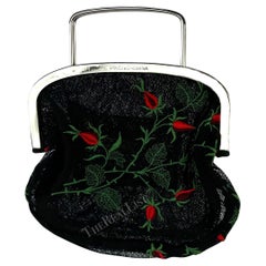 Mini sac de soirée Dolce & Gabbana des années 1990, en maille noire brodée de fleurs rouges