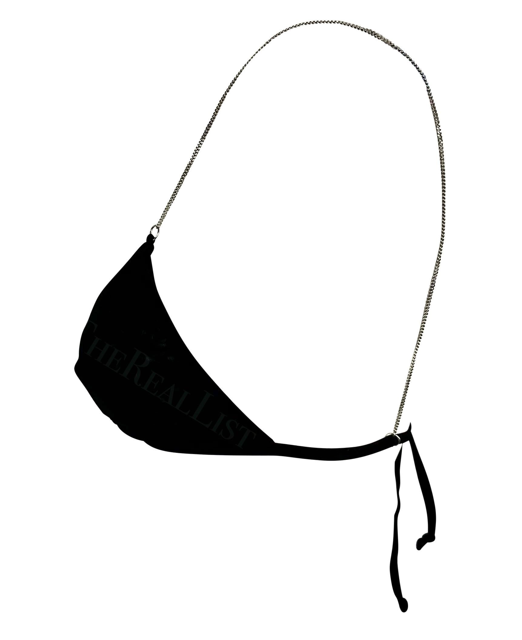 Voici une fabuleuse bralette Dolce and Gabbana en maille noire. Datant du début des années 2000, ce haut de bikini en maille noire transparente est complété par des bretelles en chaîne de couleur argentée. Portée avec un ensemble ou un bikini, cette