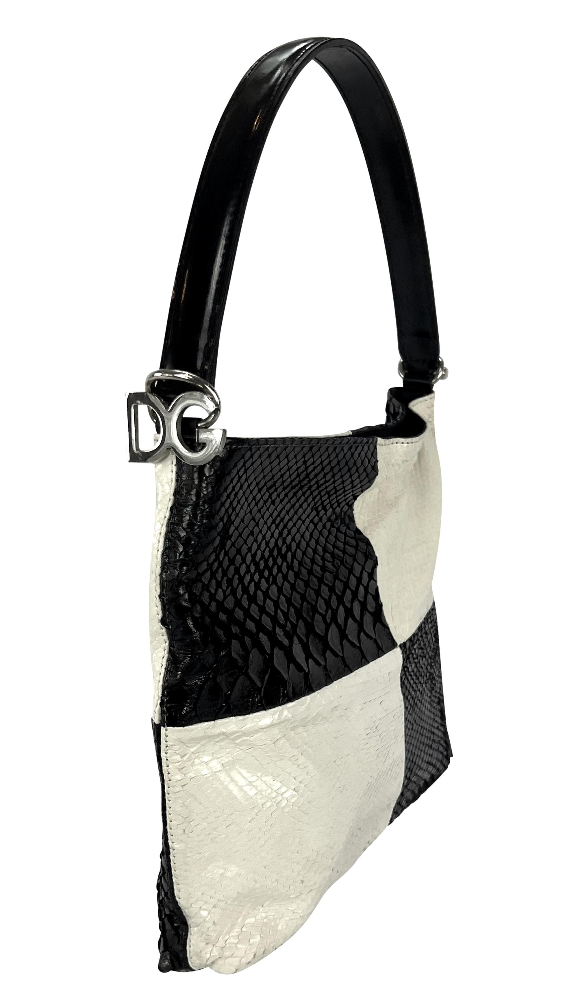 Datant des années 1990, ce sac chic Dolce & Gabbana présente un motif à carreaux noir et blanc et est confectionné en peau de python véritable. Ce sac à bandoulière élégant est doté d'une bandoulière en cuir, d'une fermeture magnétique et d'un logo