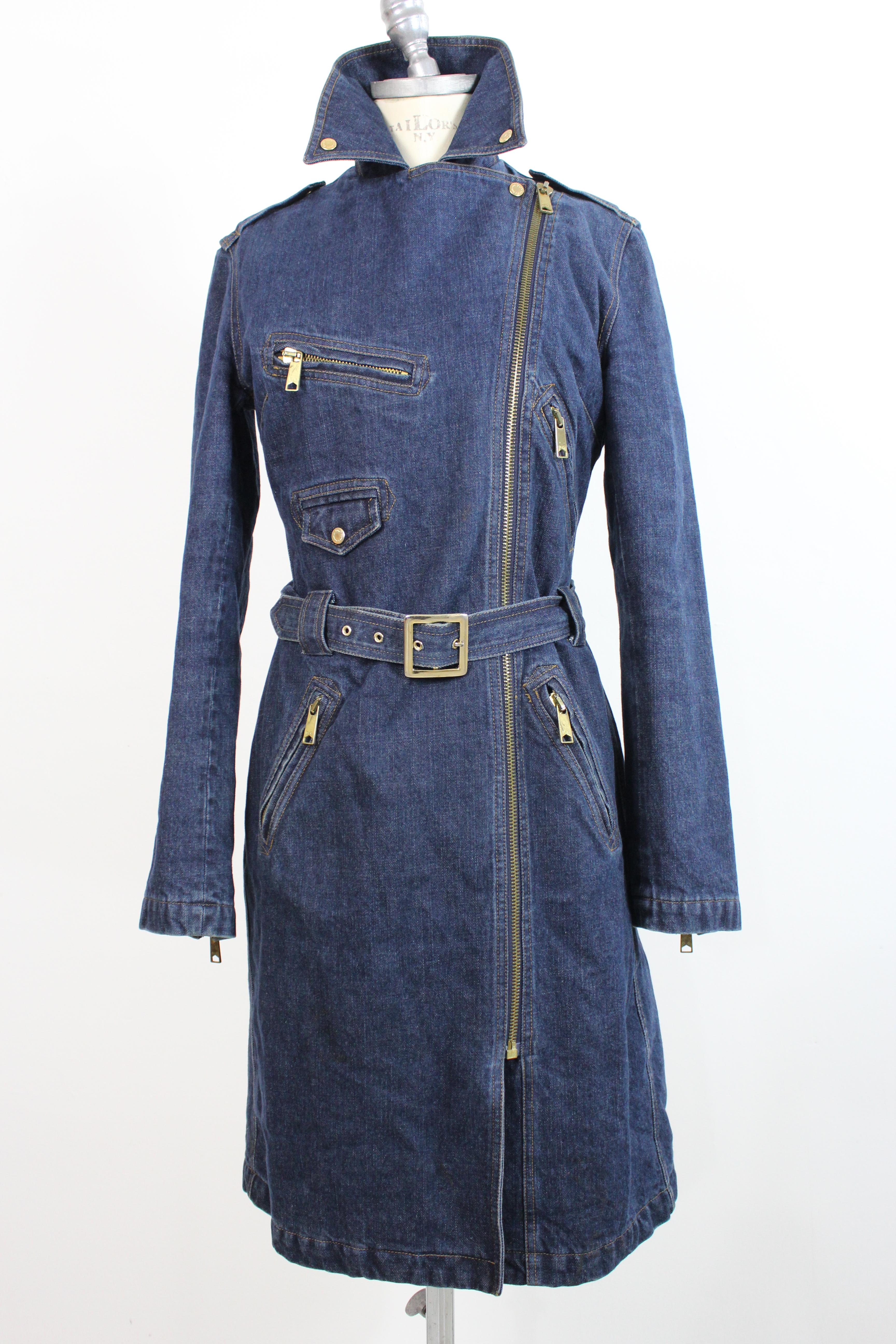Vintage Dolce & Gabbana women's coat, blue jeans, 100% cotton. Long model trench type, double zipper closure, waist belt, chest and waist pockets. Gold-colored details. 90s. Made in Italy. Excellent vintage conditions.

Size: 42 It 8 Us 10