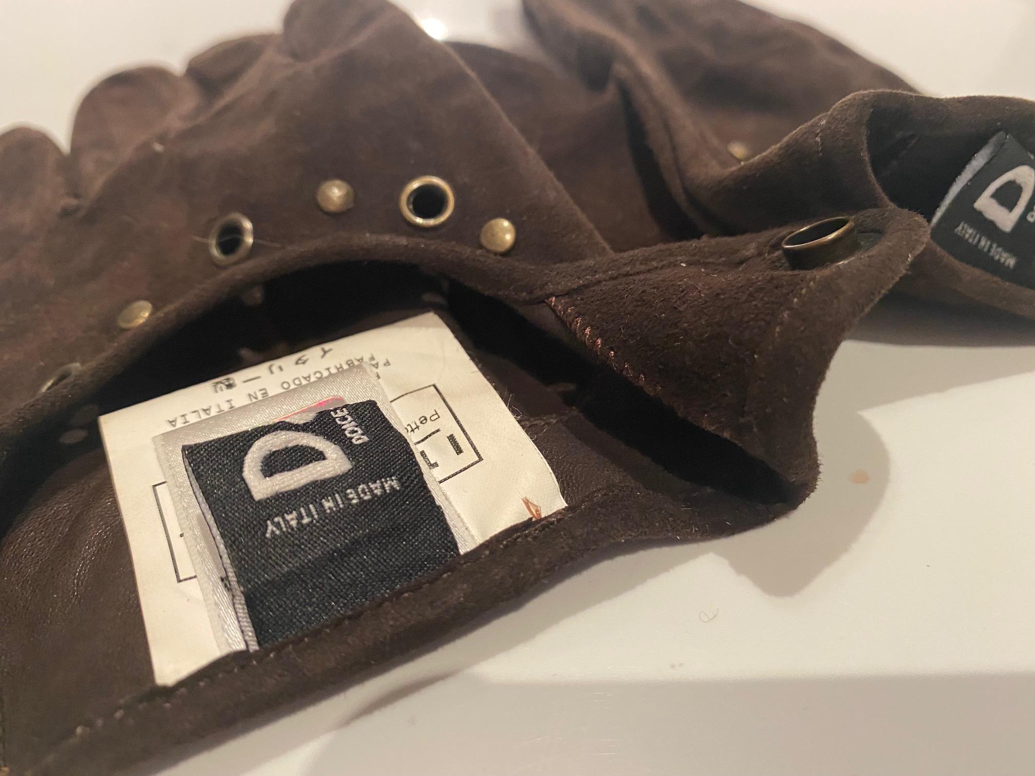 1990s Dolce & Gabbana Brown Suede Driving style Gloves, Brass stud details 

Size: small 
Condition 1990s, vintage, very good, slight sign of wear 