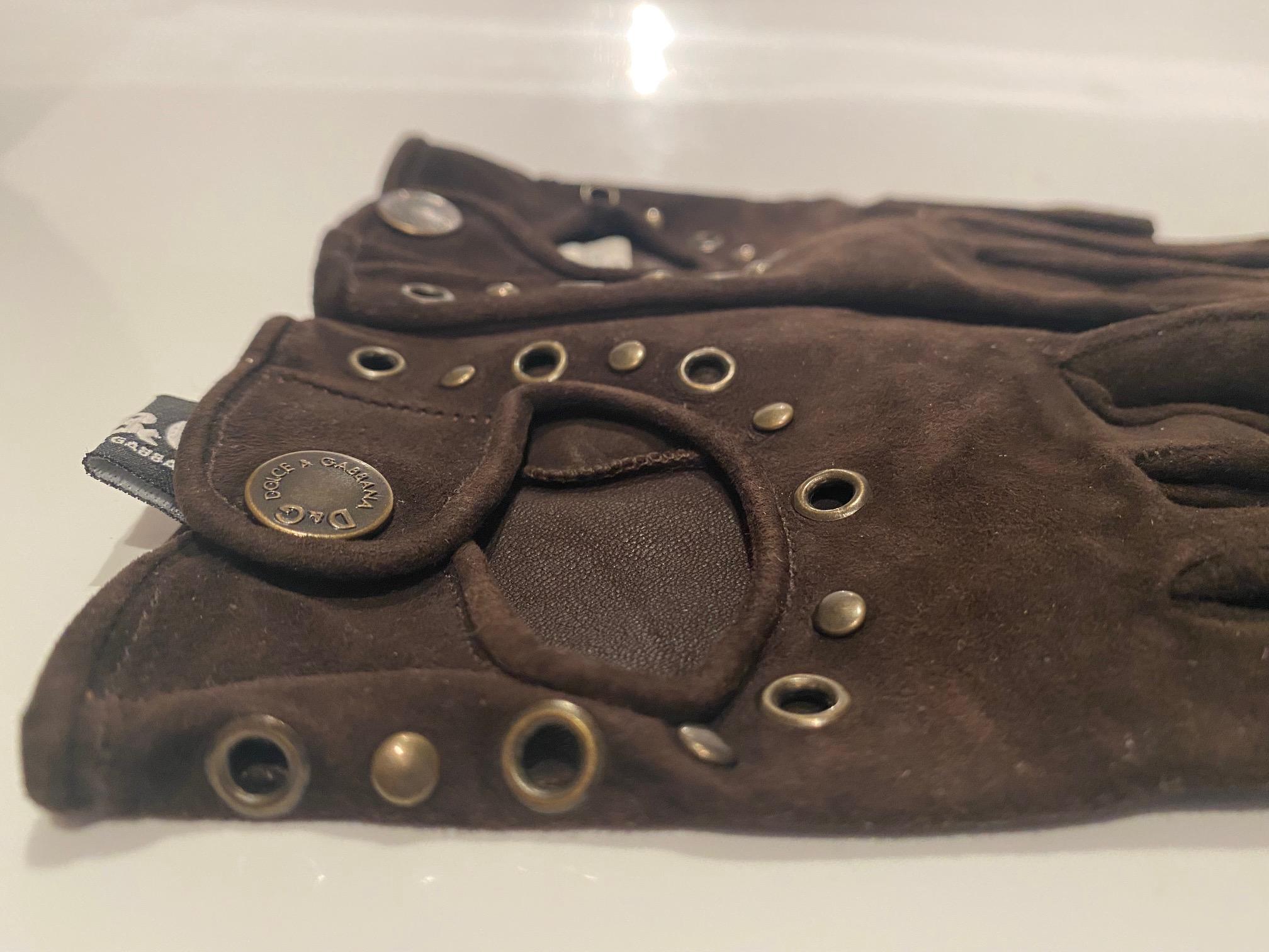1990s Dolce & Gabbana Brown Suede Stud Driving Gloves  In Good Condition For Sale In London, GB