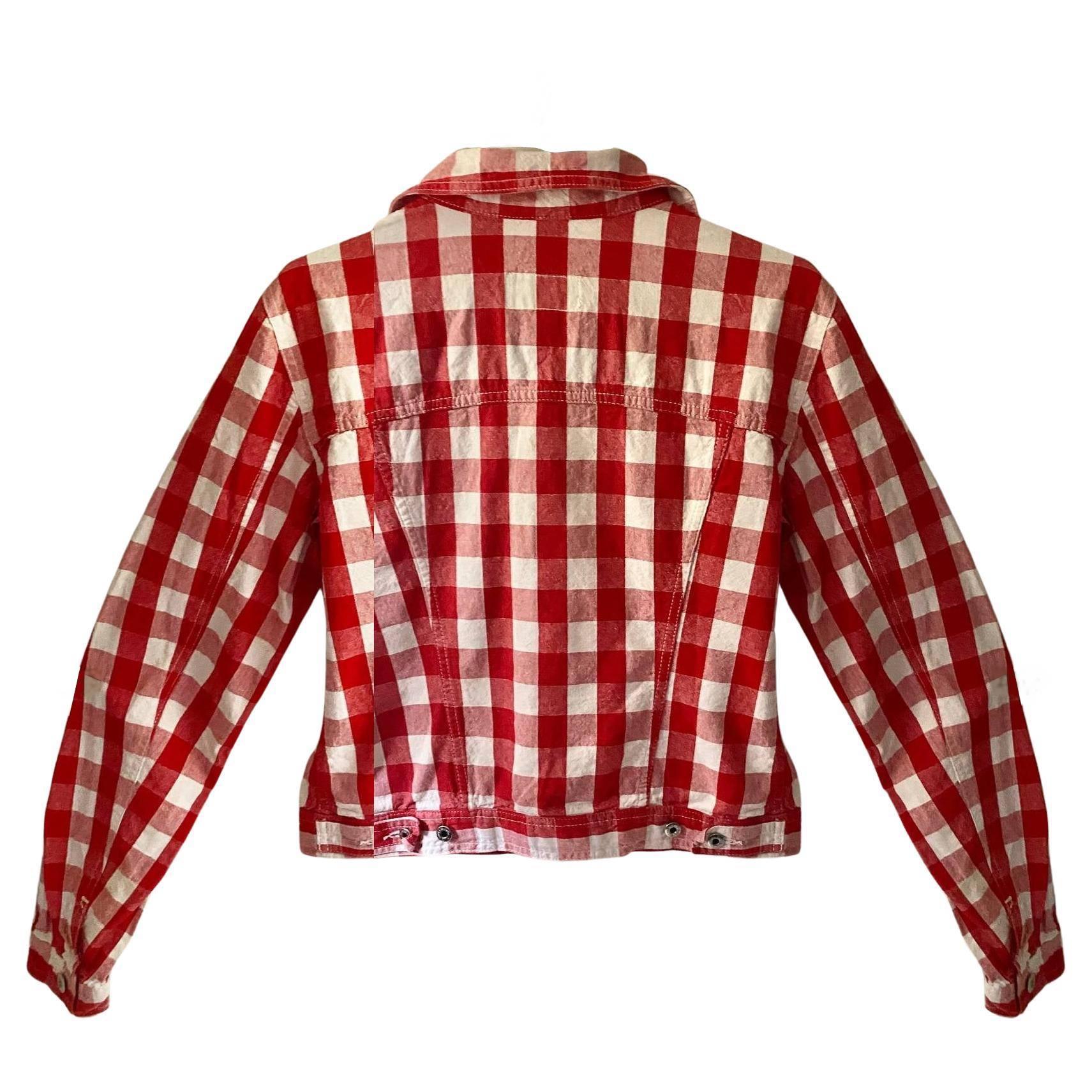 1990's Dolce & Gabbana checkered red & white jacket boasts silver tone metal buttons and is crafted with high-quality cotton sourced from Italy. It effortlessly combines classic sophistication with a contemporary edge, providing a stylish and