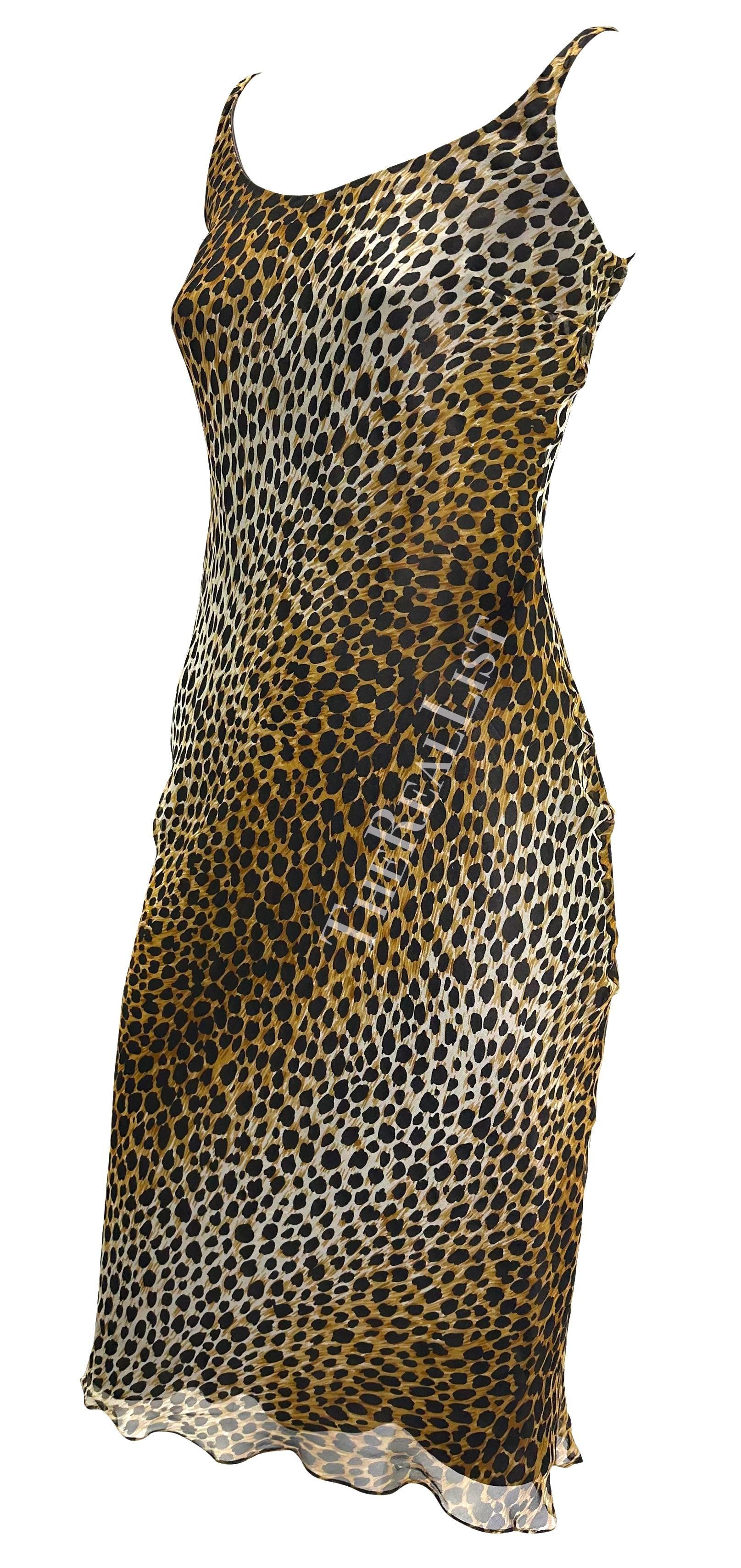 Voici une magnifique robe Dolce and Gabbana à imprimé guépard ombreux. Datant du milieu des années 1990, cette robe présente un large décolleté et de fines bretelles. La robe est complétée par une fine mousseline de soie. 


Mesures approximatives