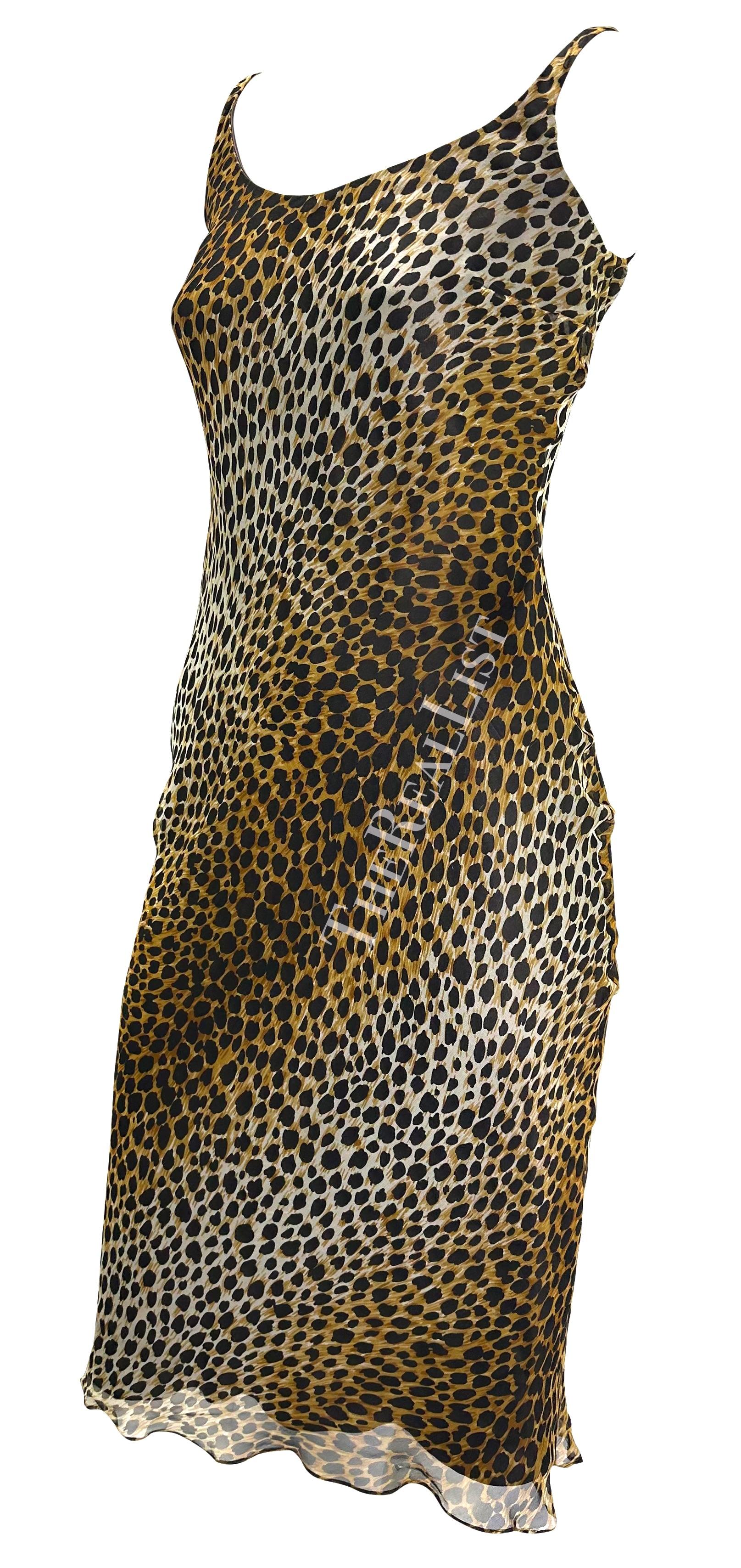 Voici une magnifique robe Dolce and Gabbana à imprimé guépard ombreux. Datant du milieu des années 1990, cette robe présente un large décolleté et de fines bretelles. La robe est complétée par une fine mousseline de soie. 

Mesures approximatives