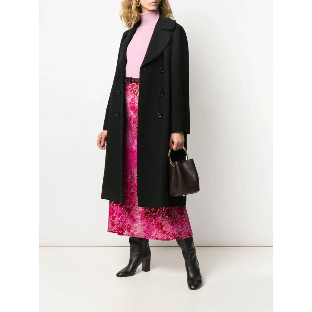 Dolce & Gabbana medium-long wool blend coat. Classic collar. Double-breasted closure with black buttons. Leopard print inner lining.
Years: 90s

Made in Italy

Size: 40 IT

Flat measurements 

Height: 112 cm
Bust: 59 cm
Shoulders: 39 cm
Sleeves: 63