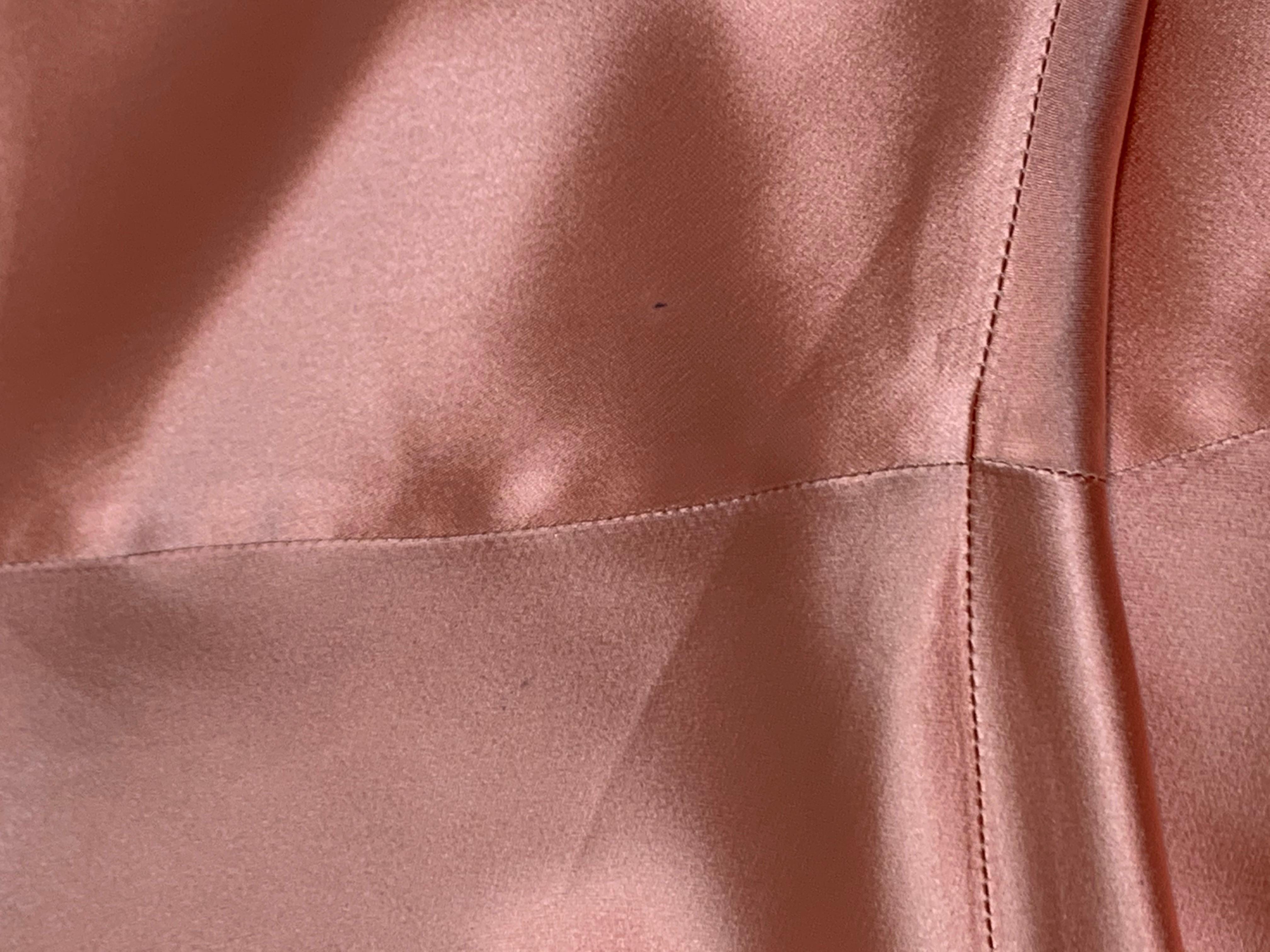 Mini vestido asimétrico de raso rosa coral Dolce & Gabbana de los años 90 1