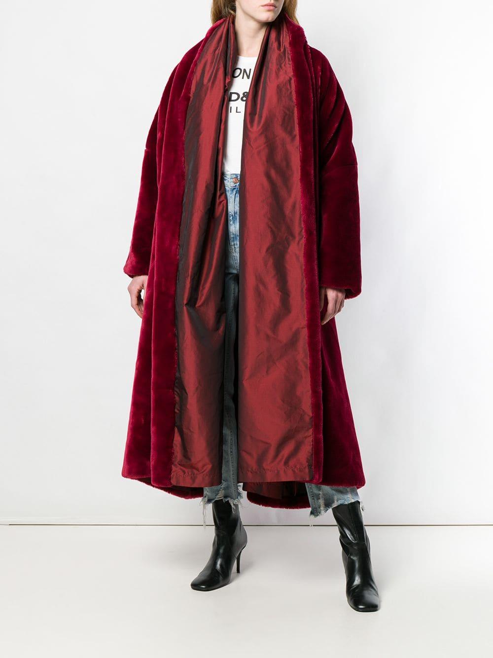 Dolce & Gabbana bordeaux cotton blend fluffy faux fur oversize coat, featuring a high standing collar, long sleeves and an open front. Fully lined in eye-catchingshantung effect bordeaux fabric.

Years: 90s

Made in Italy

Size: 42 IT

Linear