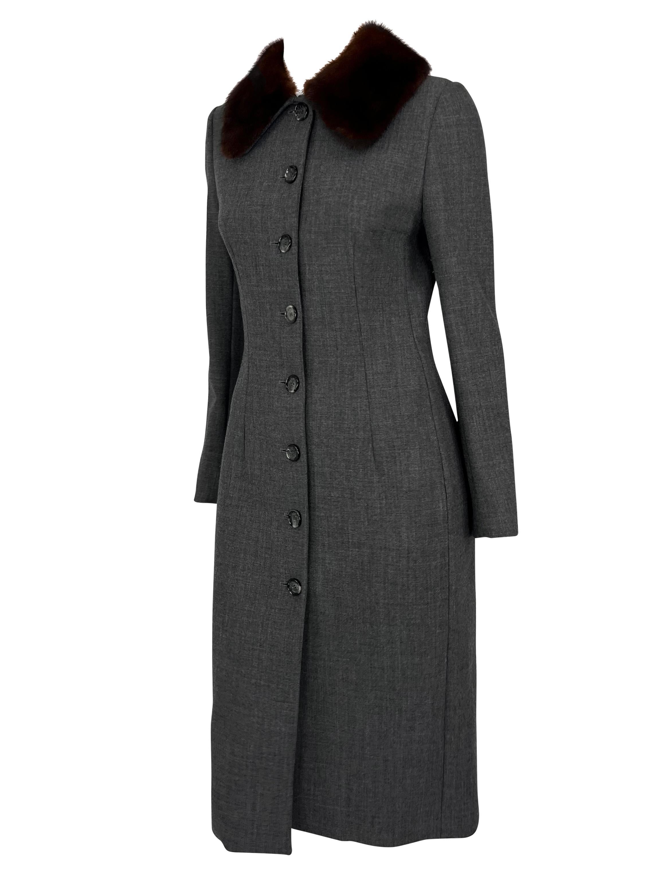 Nero 1990 Dolce & Gabbana, cappotto in lana elasticizzata grigio antracite con bordo in vera pelliccia di visone in vendita