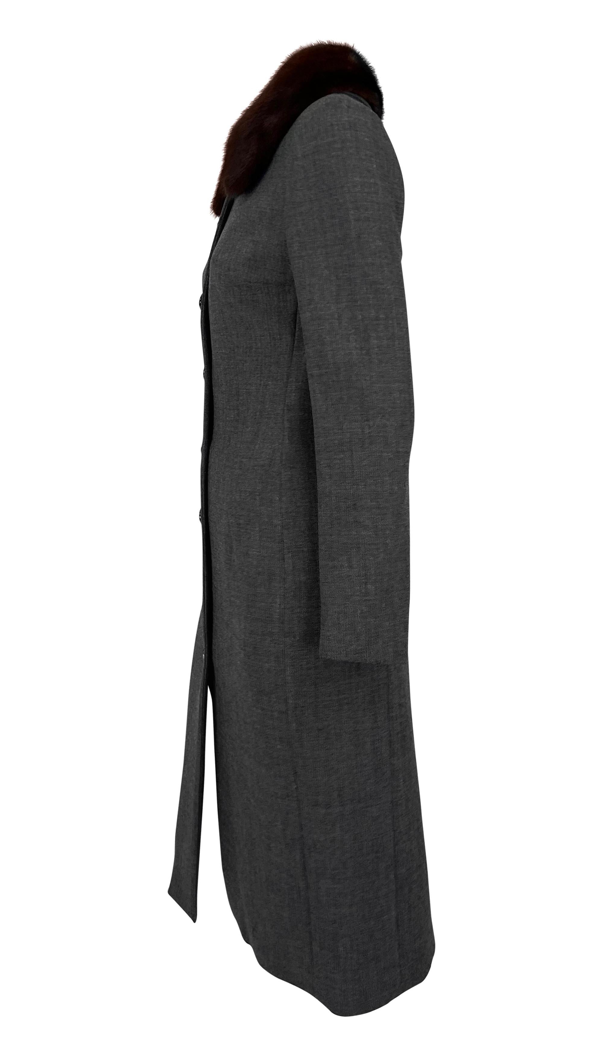 1990 Dolce & Gabbana, cappotto in lana elasticizzata grigio antracite con bordo in vera pelliccia di visone In condizioni ottime in vendita a West Hollywood, CA