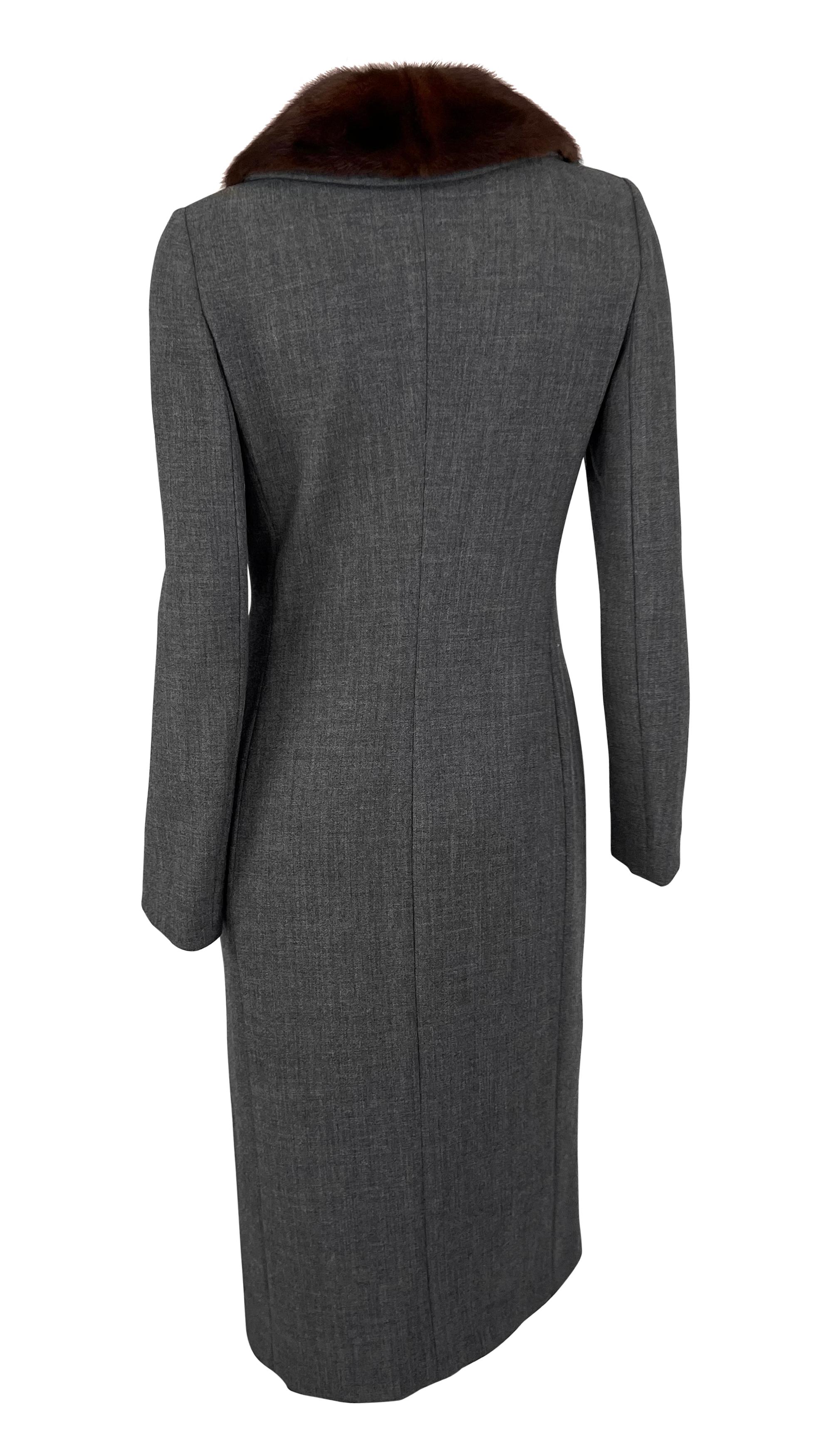 Donna 1990 Dolce & Gabbana, cappotto in lana elasticizzata grigio antracite con bordo in vera pelliccia di visone in vendita