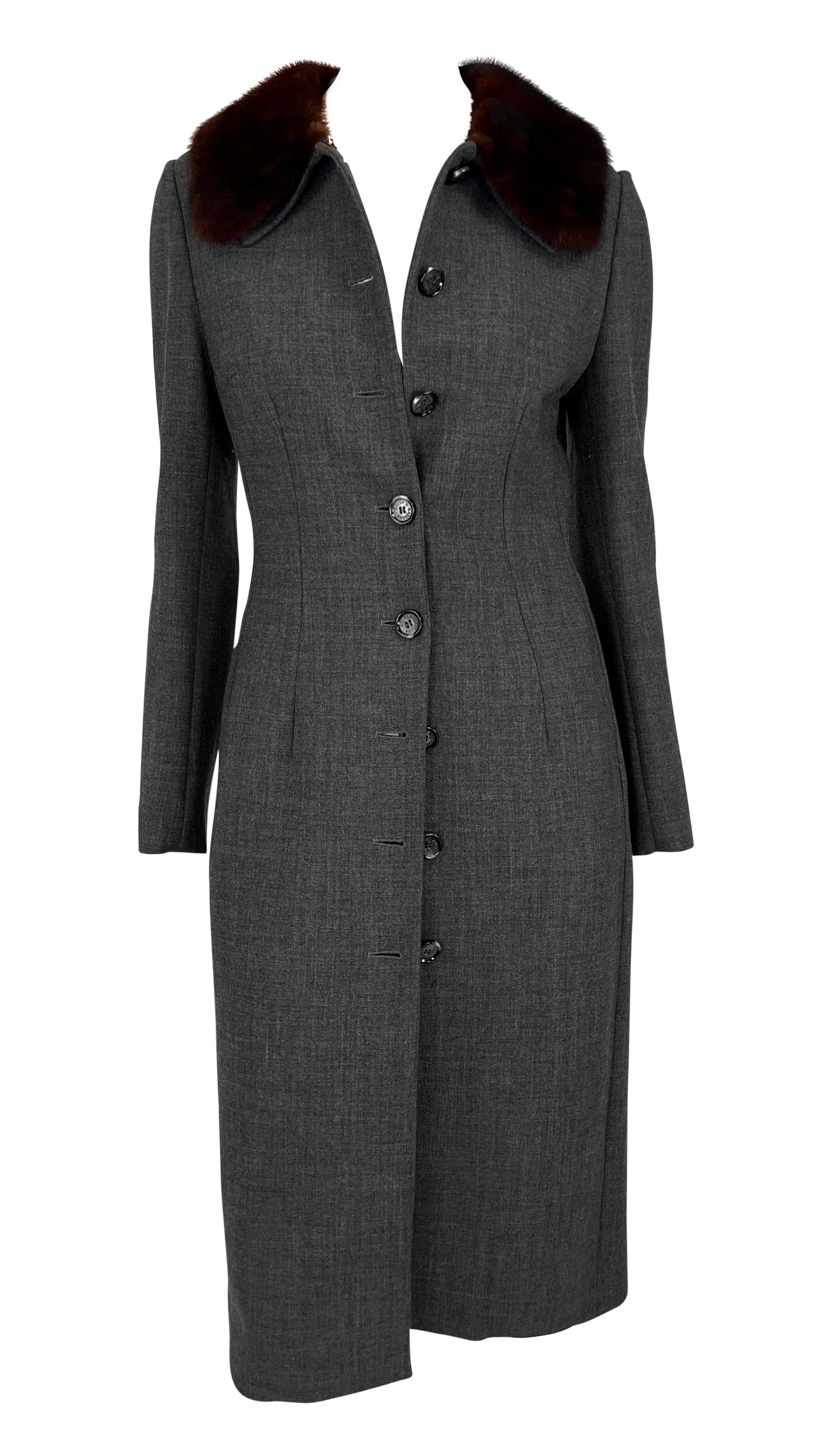 1990 Dolce & Gabbana, cappotto in lana elasticizzata grigio antracite con bordo in vera pelliccia di visone in vendita 3