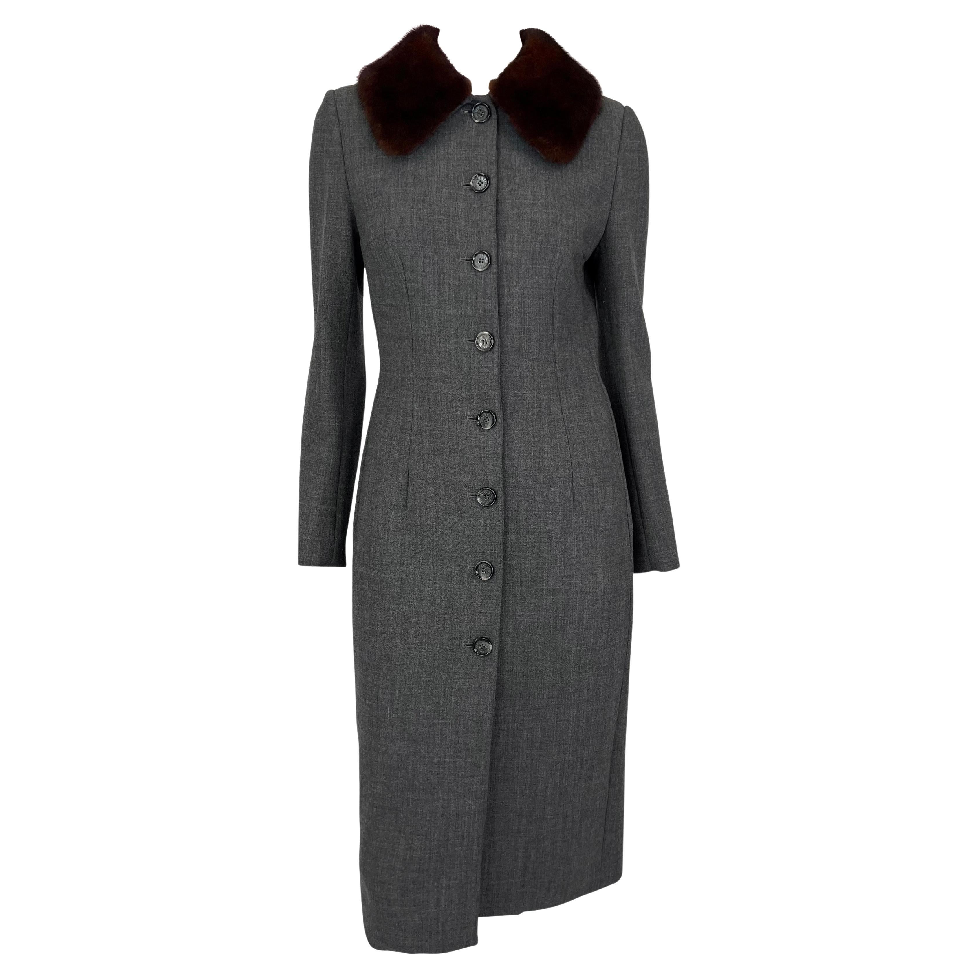 1990 Dolce & Gabbana, cappotto in lana elasticizzata grigio antracite con bordo in vera pelliccia di visone