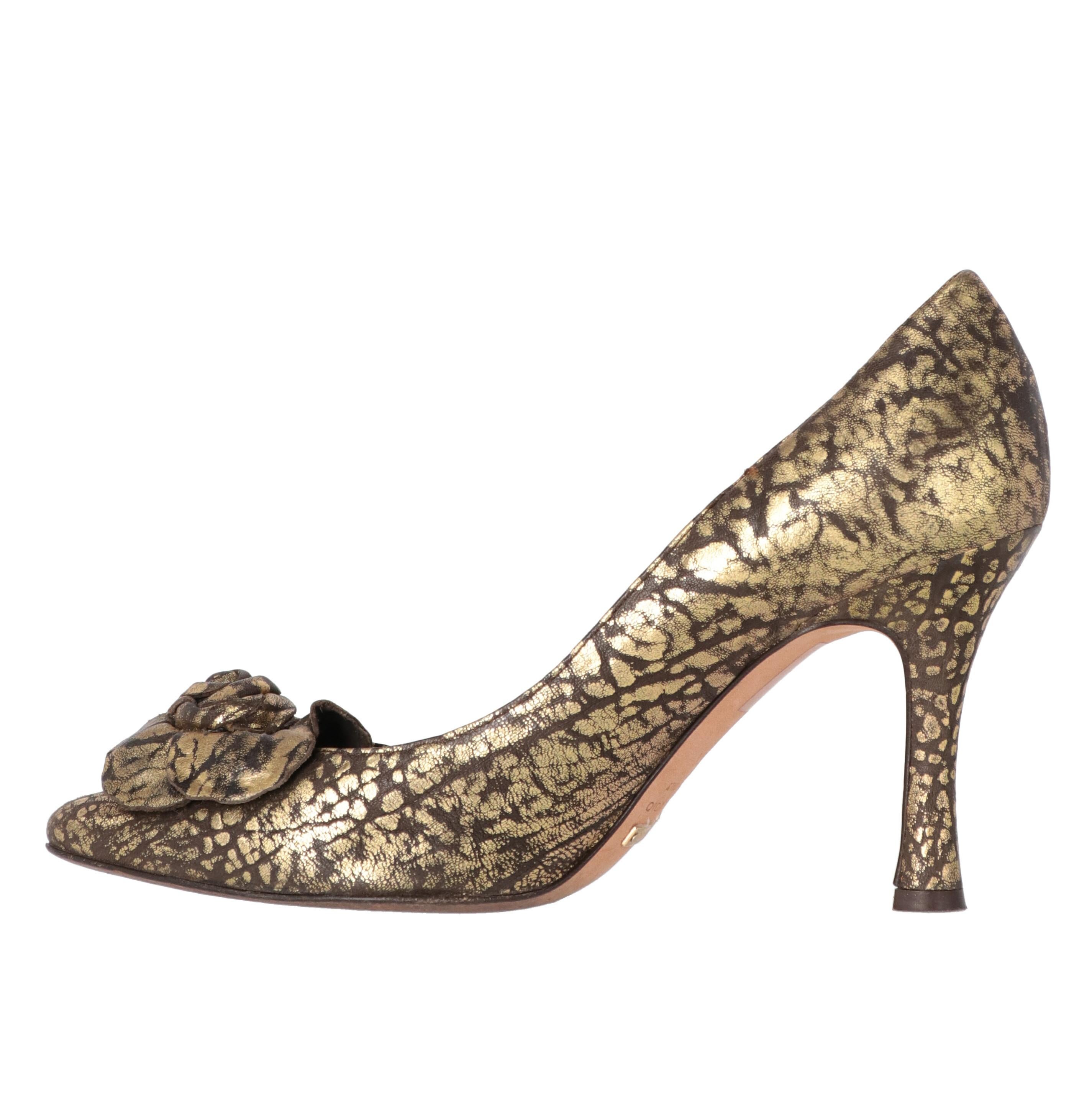 Dolce & Gabbana brown leather with all-over spotted print décolleté. Pointed model with decorative applied flower and stiletto heel. Leather insole.

The product has some creases due to use, as shown in the pictures.

Years: 90s

Made in