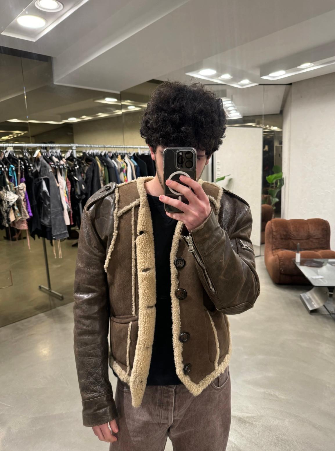 1990er Dolce & Gabbana Hybrid-Shearling-Leder-Militärjacke im Zustand „Hervorragend“ im Angebot in Milano, Lombardia