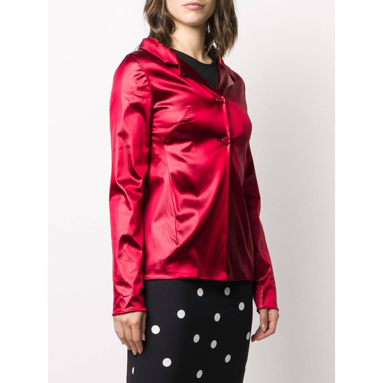 Dolce & Gabbana iridescent red jacket. Classic lapel collar, long sleeves and front closure with two buttons.

Size: 40 IT

Flat measurements
Height: 63 cm
Bust: 41 cm
Shoulders: 39 cm
Sleeves: 63 cm

Product code: A5654

Notes: The product shows